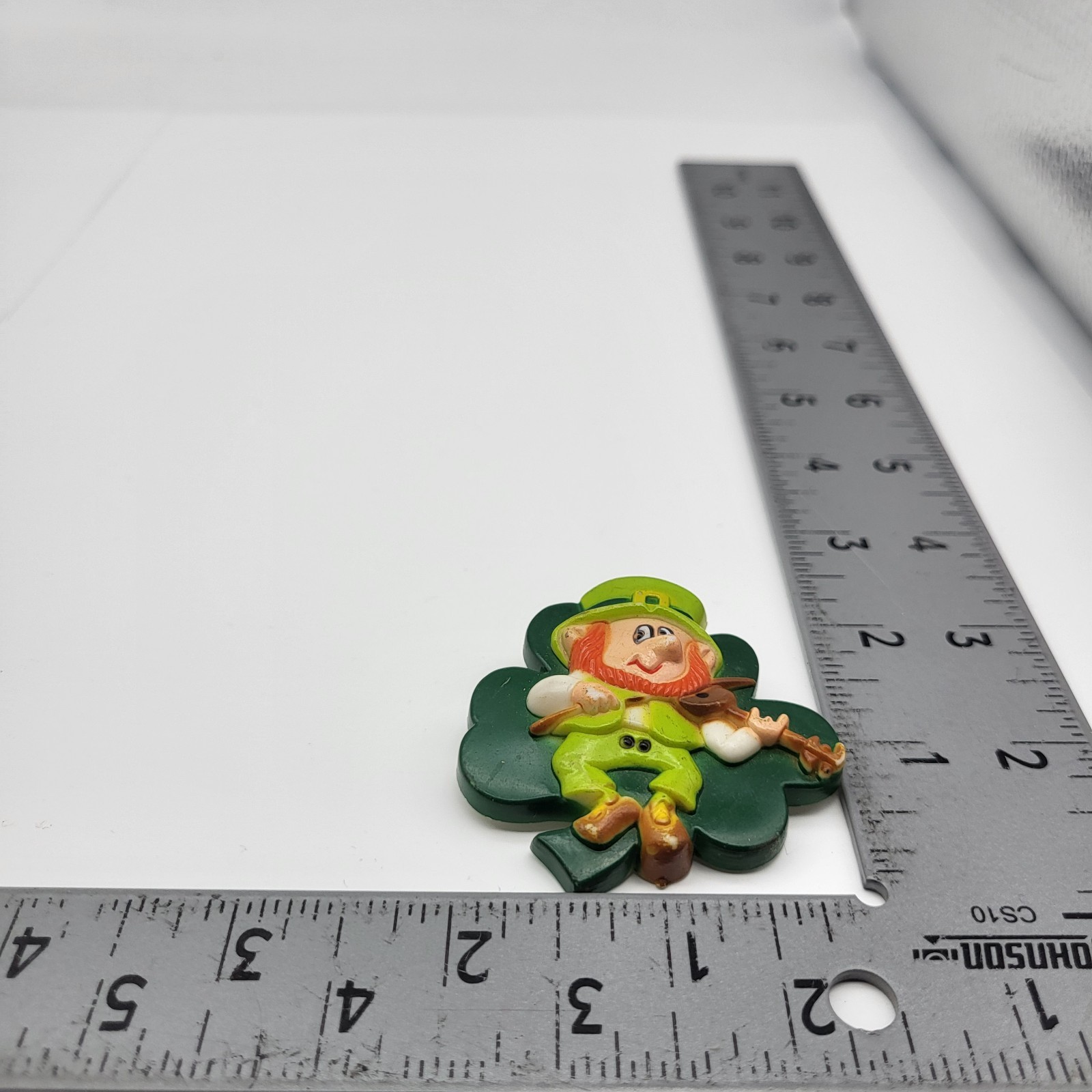 Adorable VTG Leprechaun Irish fiddle Lucky clover shamrock Saint Patricks Pin