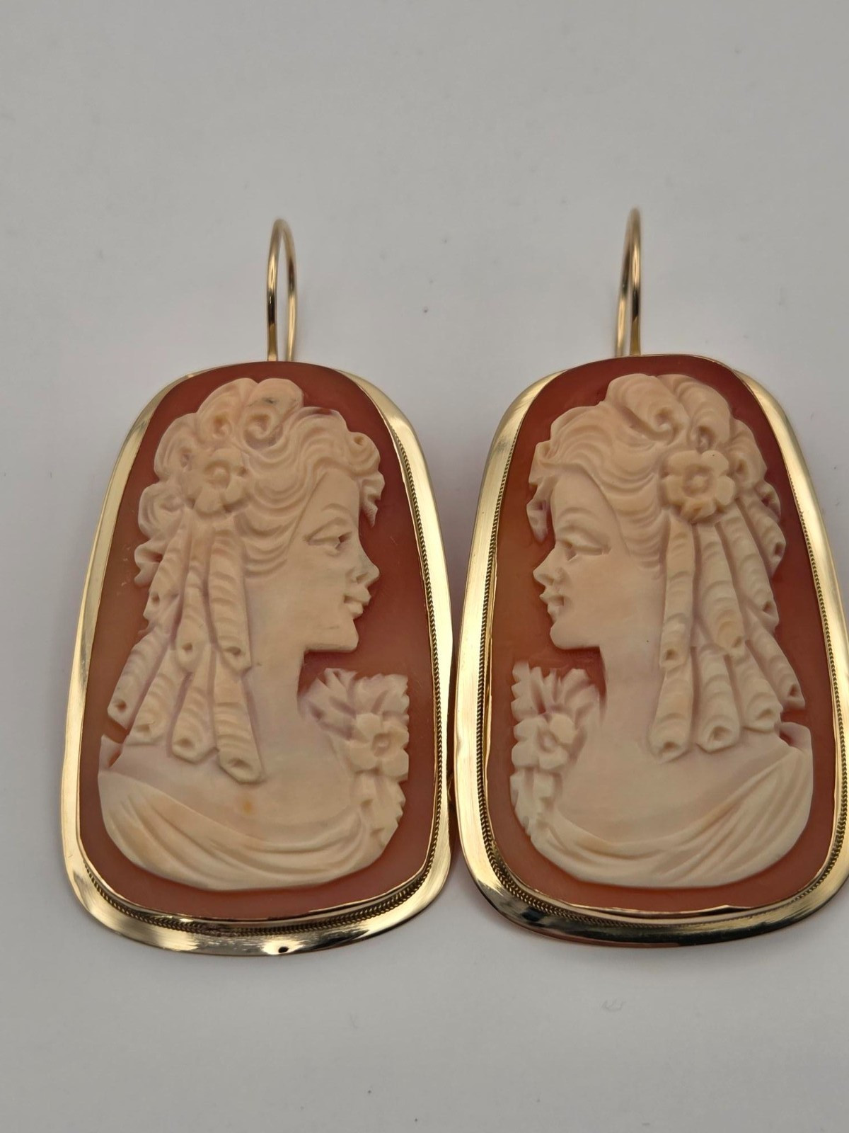Vintage 14K Gold Italian Shell Cameo Earrings Lady Portrait Estate