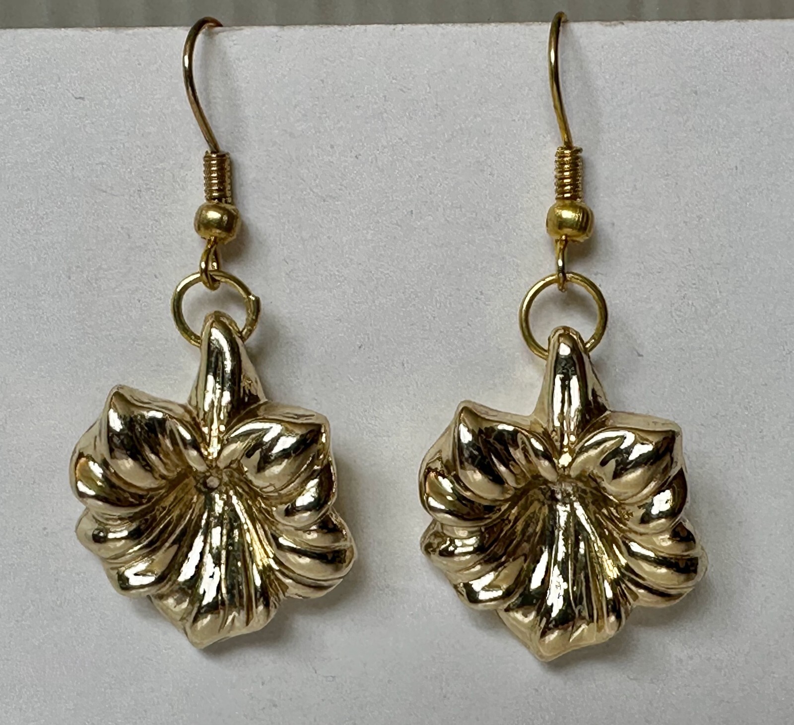 Vintage JEWELRY SET flower gold tone plastic charm 1″ necklace l8″ GP & EARRING