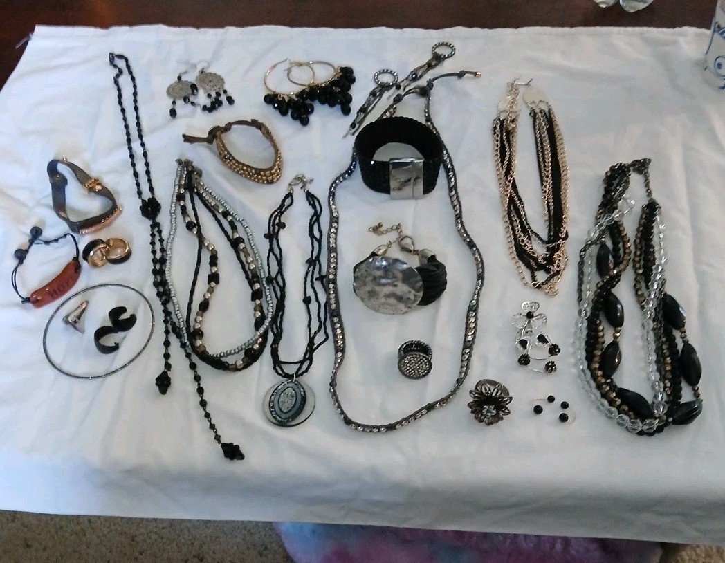 21 Pc jewelry lot Womens Fashion Necklaces Rings Bracelets Earrings Brooches