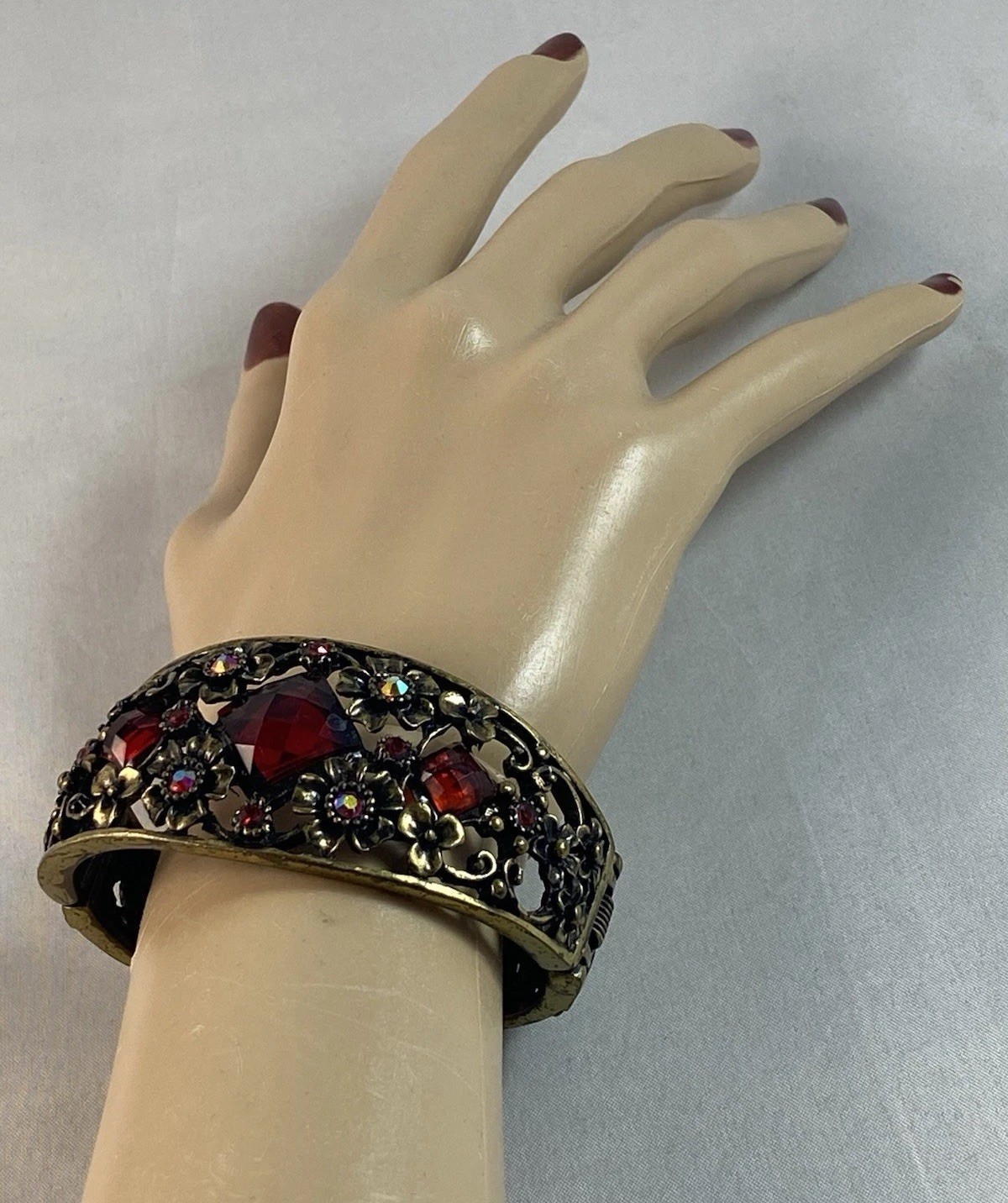 STUNNING VINTAGE LOOKING RED RHINESTONE CRYSTAL STATEMENT BANGLE BRACELET ~ S/M