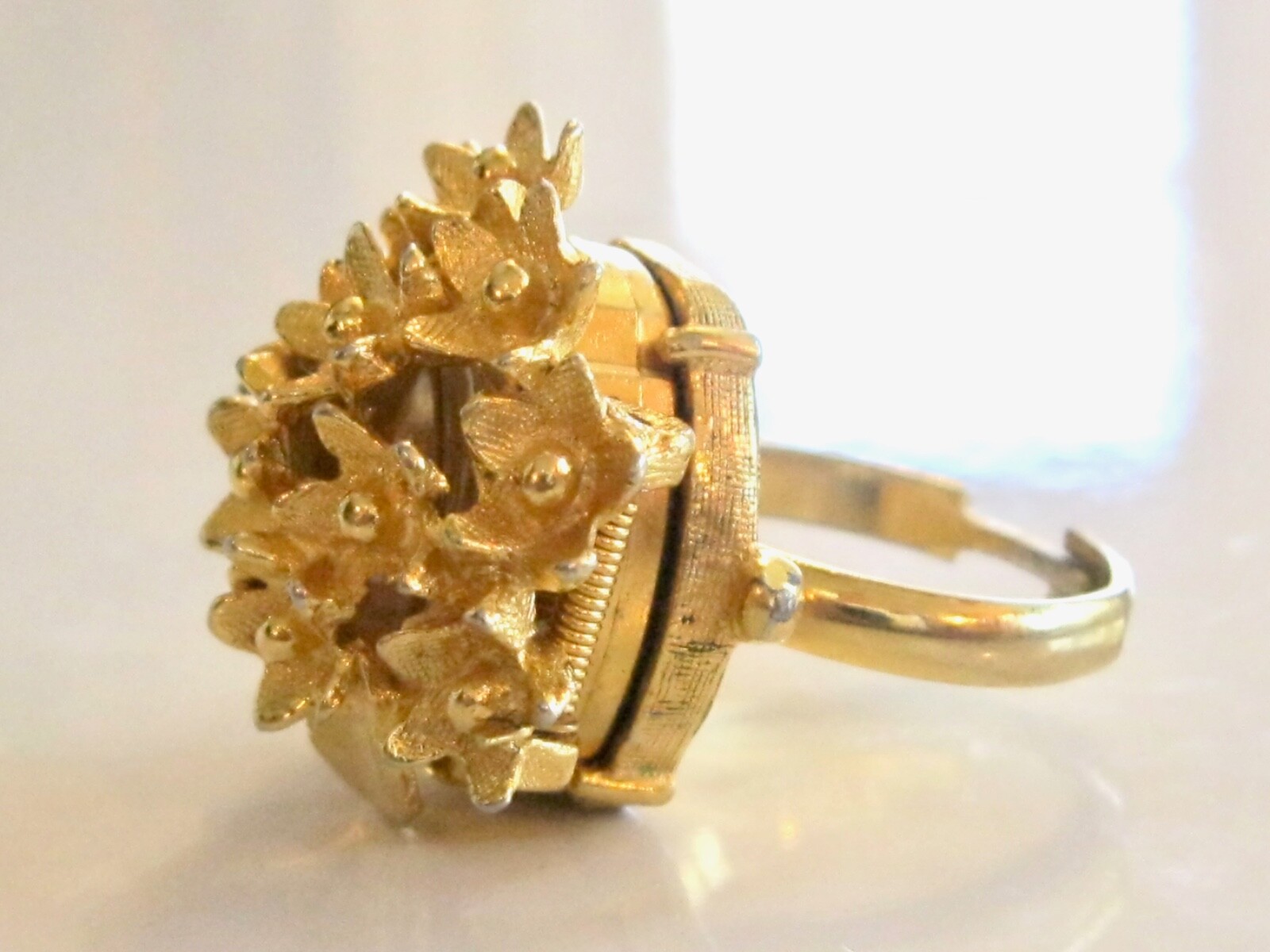 VINTAGE SAMBA MANUAL WIND WATCH RING W HINGED SPRING FORGET ME NOT FLORAL COVER
