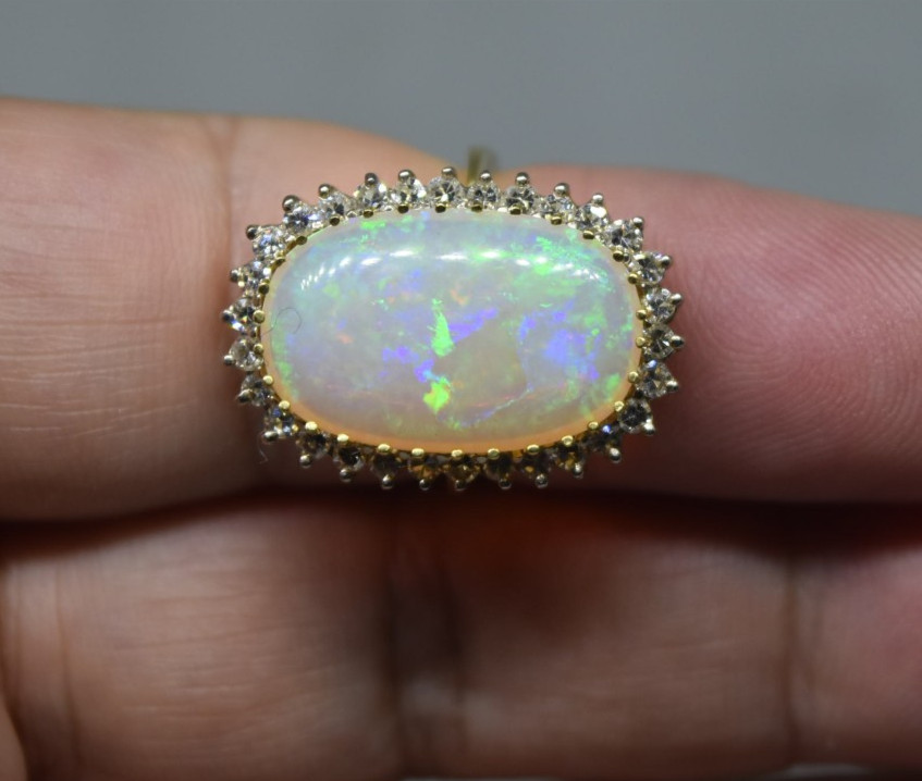 Exquisite 18K Yellow Gold, Natural Opal and Diamond Ring Size 5 3/4