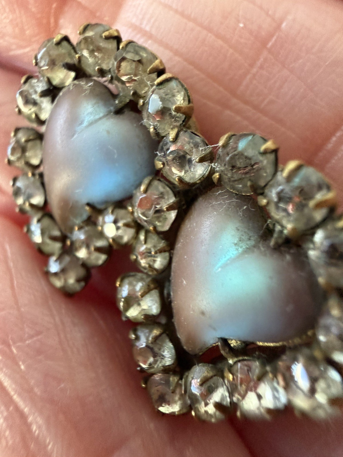 ANTIQUE VICTORIAN SAPHIRET GLASS & PASTE STONES “WITCH’S” HEART BRASS BROOCH PIN