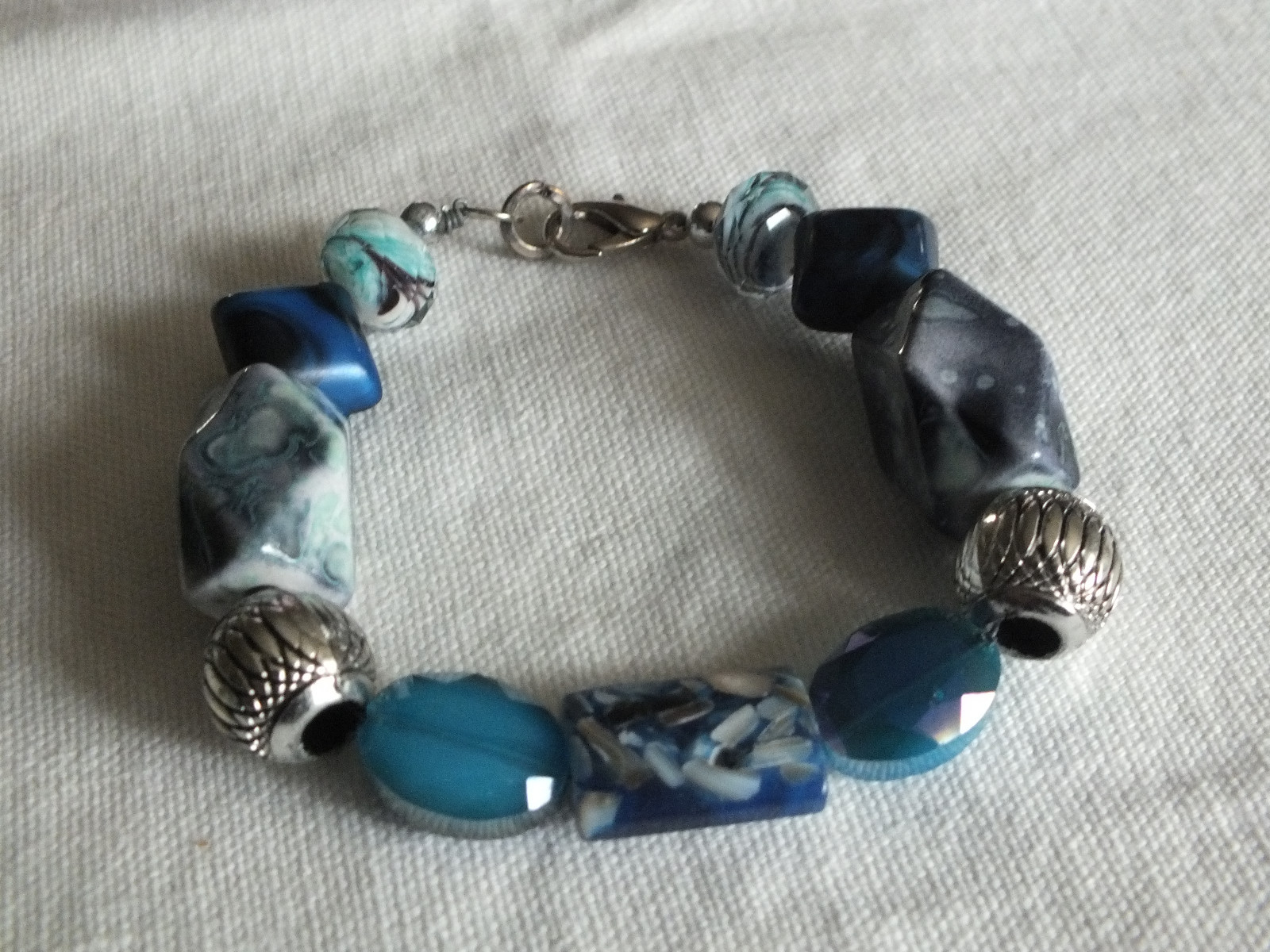 Beautiful Clasp Bracelet Silver Tone Blue Tones 7 1/4 x 5/8″ Chunky NICE