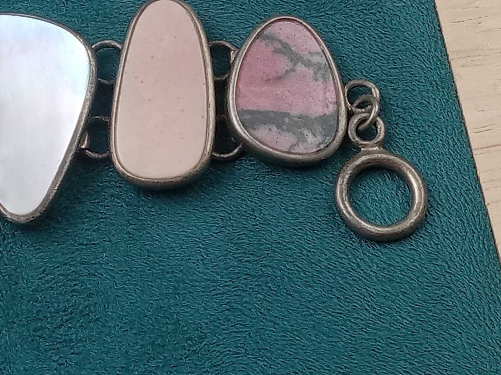 Sterling Silver 7.5″ Long Link Bracelet w. Mother of Pearl & Agate Settings: 44g