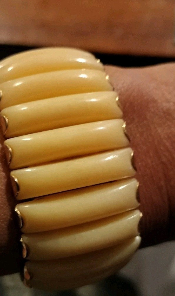 VINTAGE ESTATE SIGNED HONG KONG EXPANDABLE Lucite BRACELET. Creme + Gold Tone