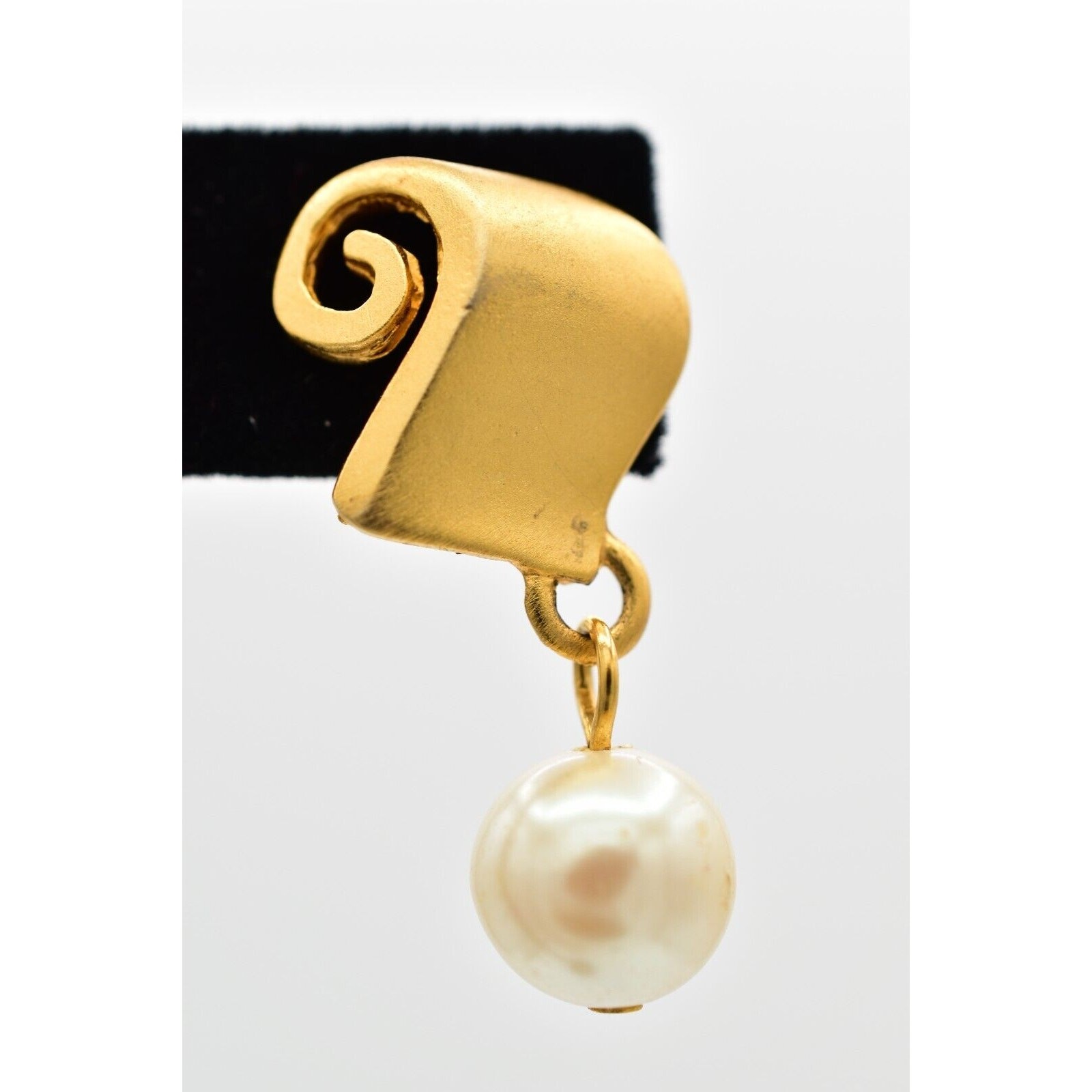 Vintage Scroll Pearl Earrings Brushed Gold Matte Drop Dangle Retro 1980s Bin1