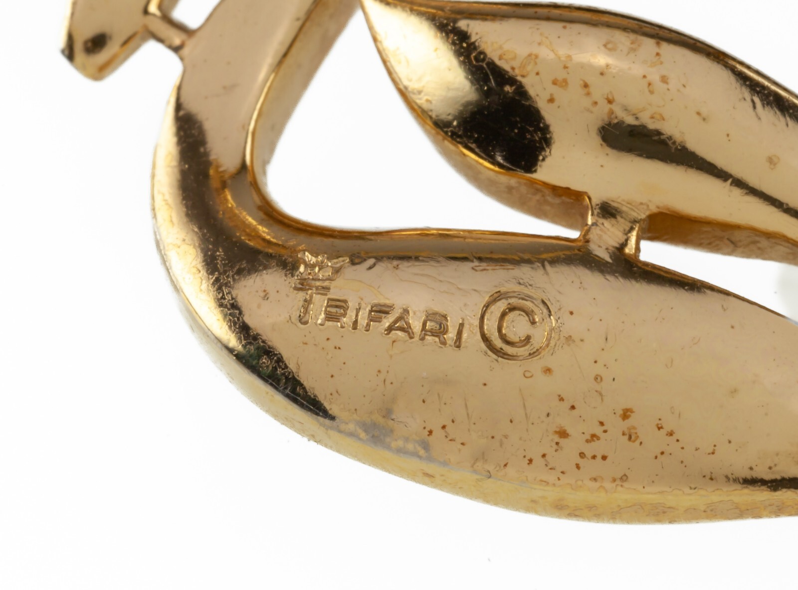 Trifari Vintage Goldtone Wreath Brooch 39 mm Diameter