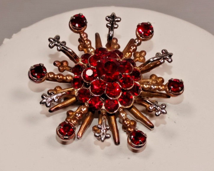 H88 VINTAGE RHINESTONE SNOWFLAKE BROOCH PIN RED STONES SILVER & COPPER TONED