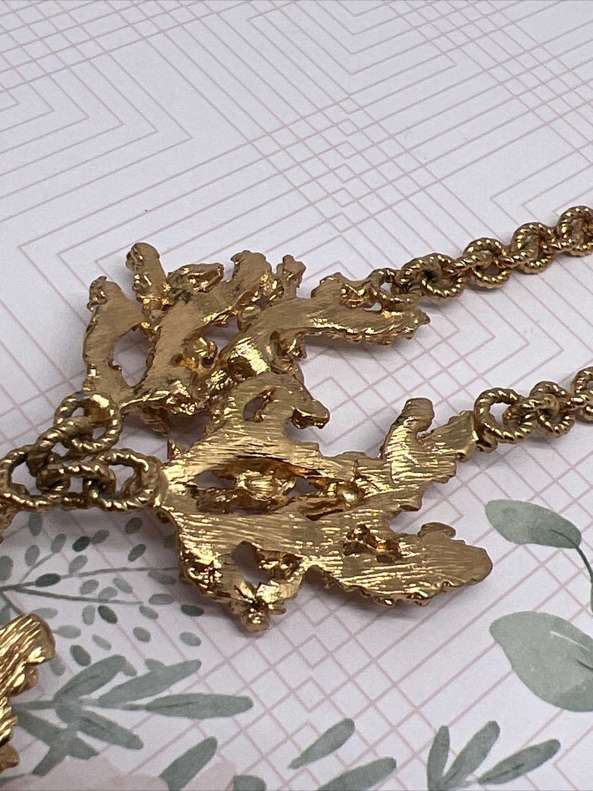 RARE 1971 NAPIER BERTOLLI ‘SCULPTED CORAL’ GOLD-TONE CHAIN PENDANT BOOK PIECE
