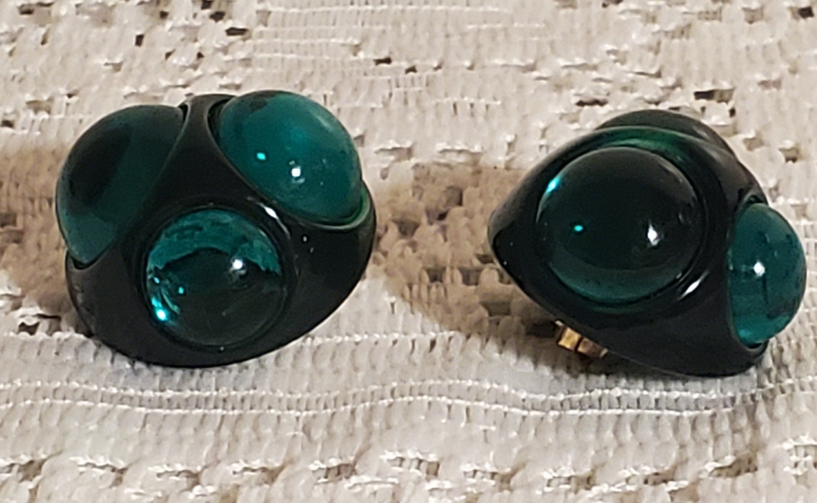 HUGE VTG 80S VOGUE STYLE GREEN ON GREEN EARRINGS CHUNKY MOGAL LUCITE CLIP-ON