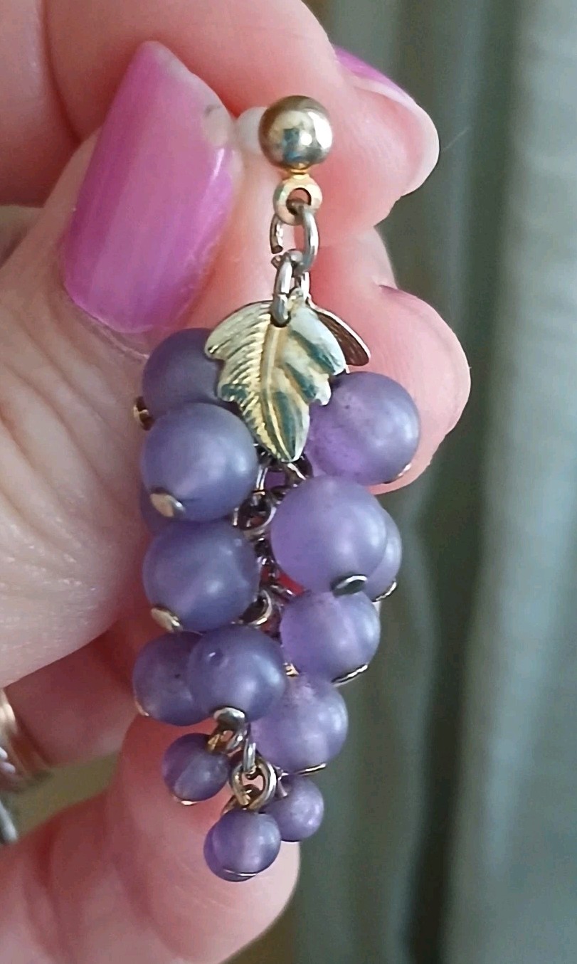 Vintage Purple Grape Cluster Dangle Pierced Earrings Goldtone Leaves