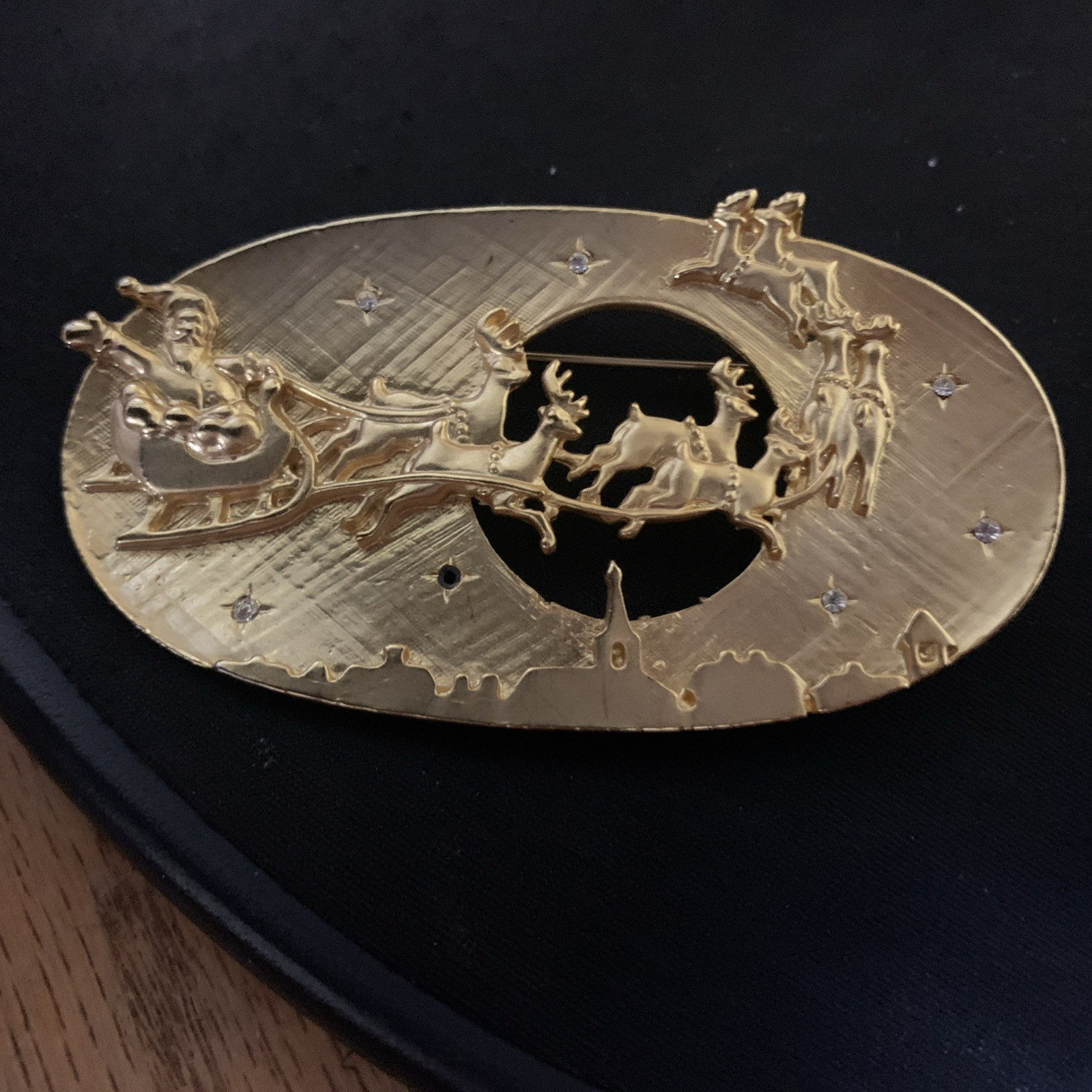 Vintage/Collectible Gold-tone Oval Santa’s Sleigh and Reinder Xmas Pin or Brooch
