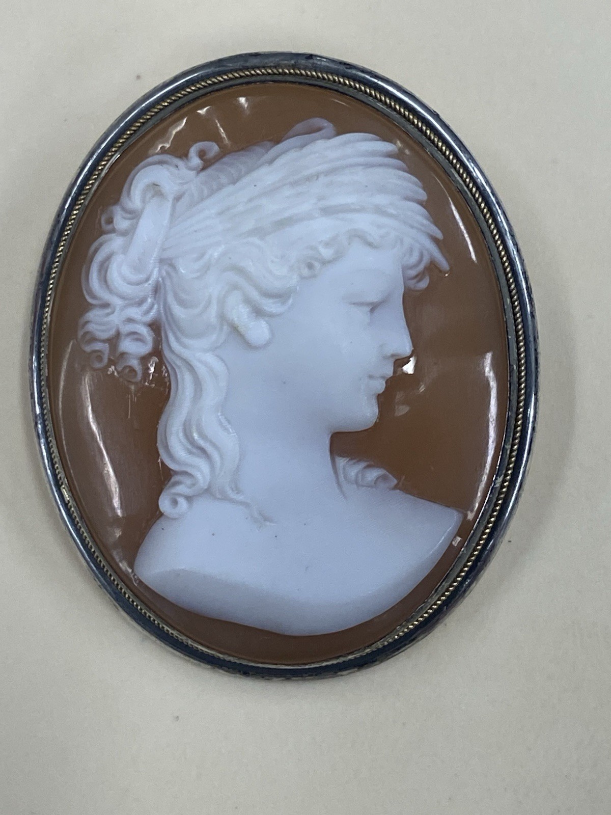 Oval Shell Cameo Brooch Pendant Brown/White Portrait in Sterling Silver Frame