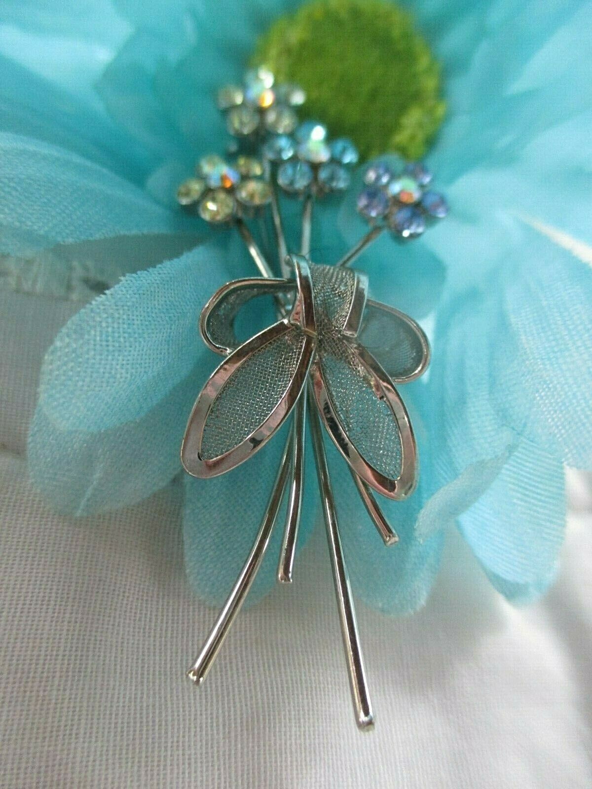 VINTAGE BLUE TINTED AURORA BOREALIS FLORAL BOUQUET WITH RIBBON BROOCH MADE USA