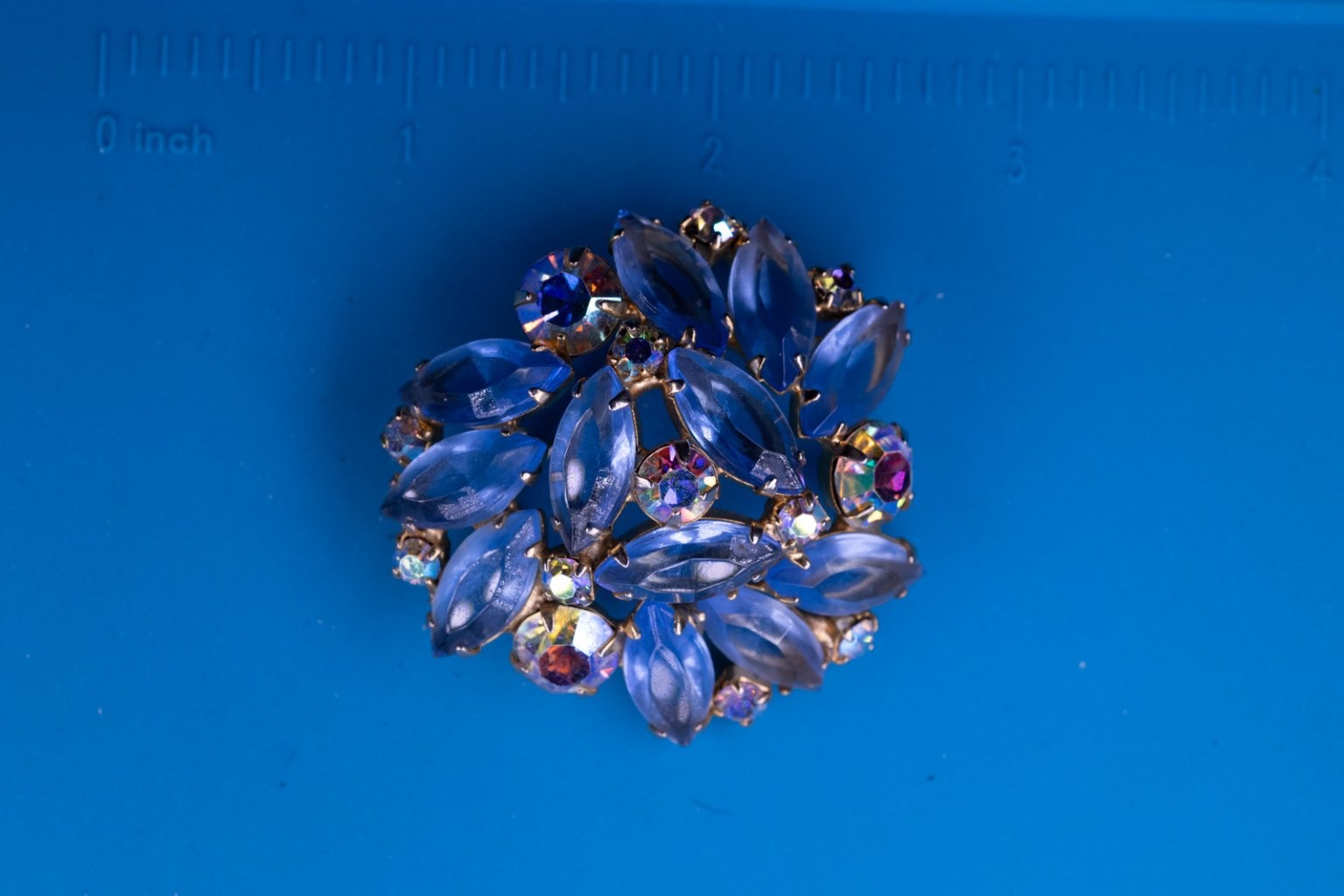 Vintage Cluster Brooch Pin Gold Tone Metal 2″ Round Blue Rhinestone AB Faceted