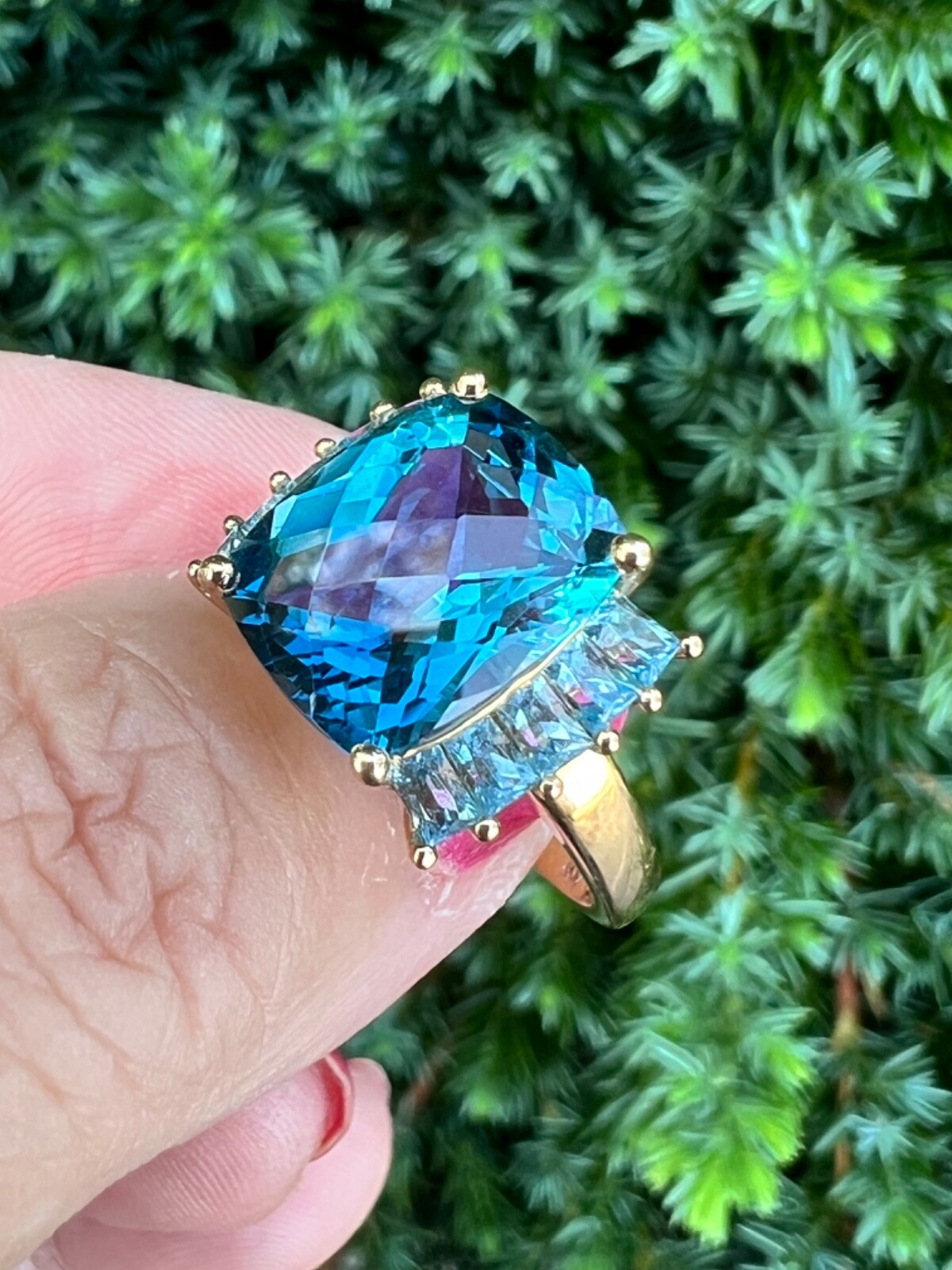 VINTAGE 14K GOLD FACETED DEEP TEAL LONDON BLUE AND LIGHT SWISS BLUE TOPAZ RING