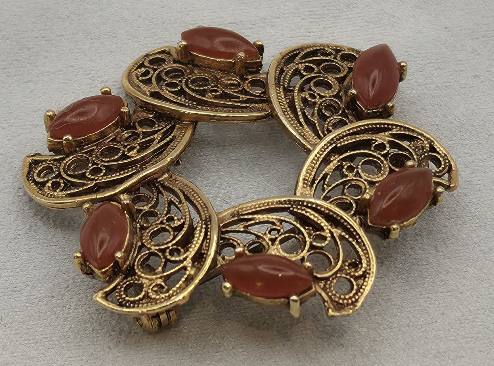 Beautiful Vintage Tacoa Goldtone Round Wreath Brooch With Carmilen Stones.