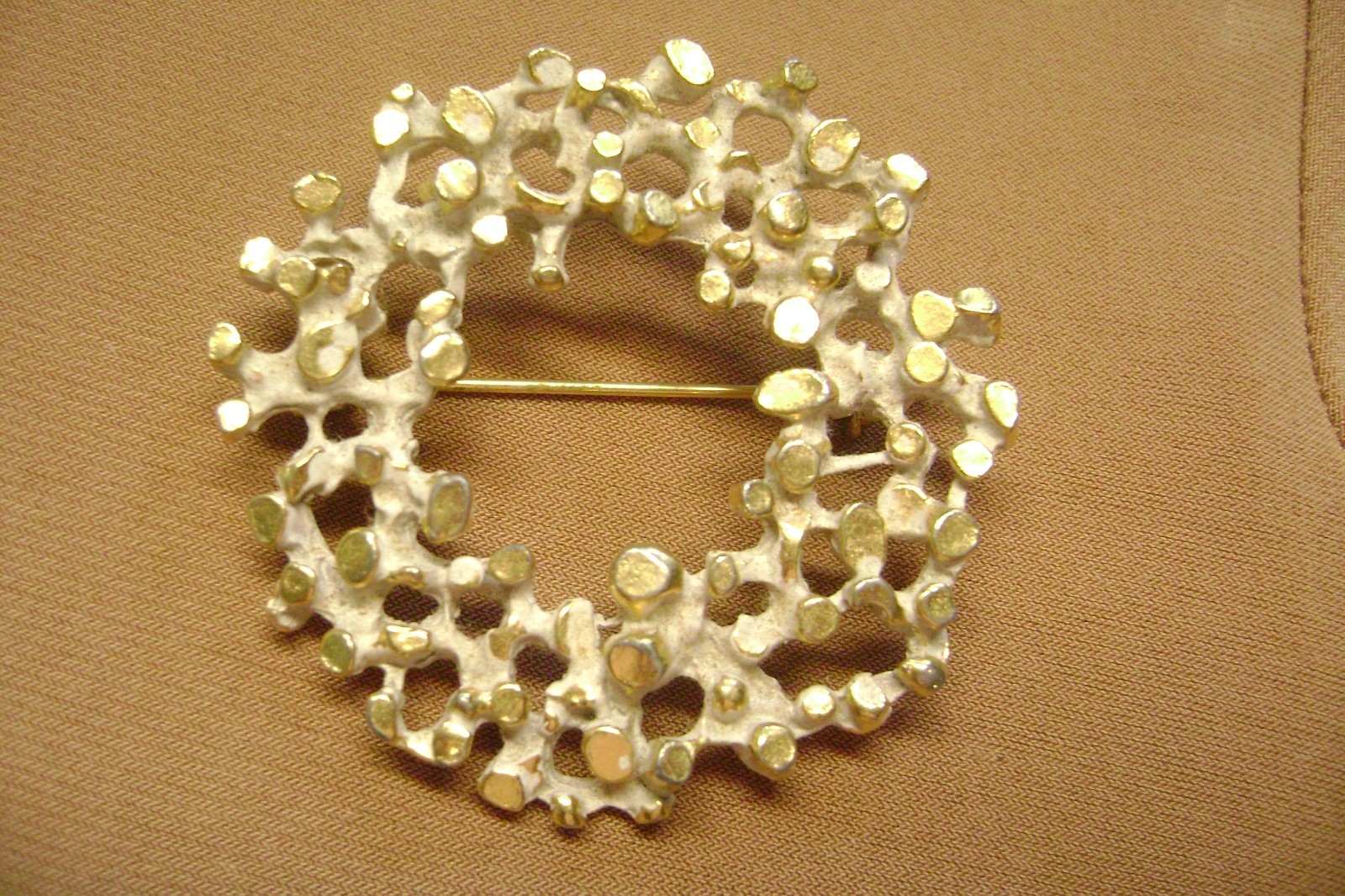 VINTAGE ROBERT ZENTALL BRUTALIST WHITE ENAMEL GOLD TONE BROOCH