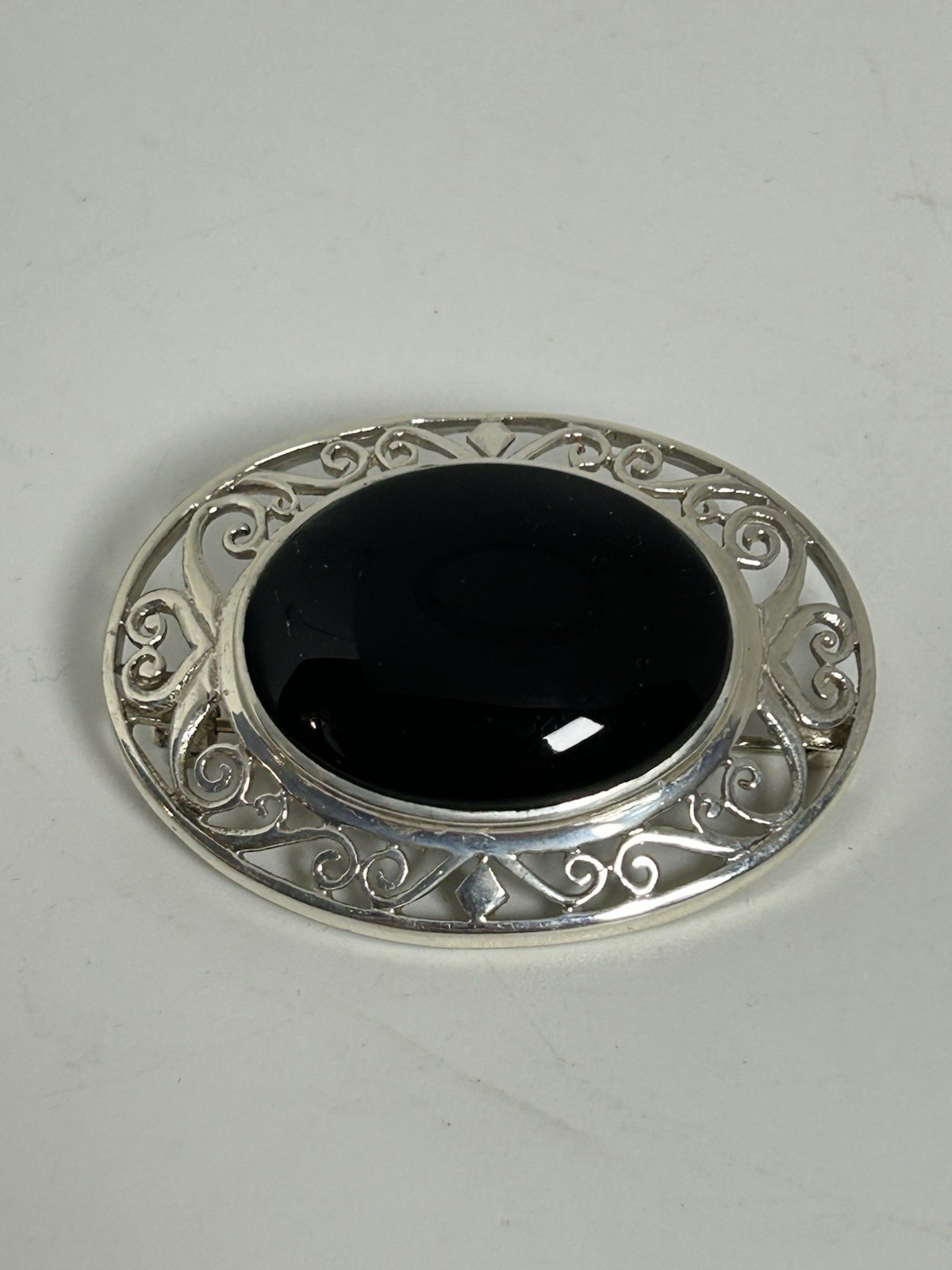 ENGLAND SILVER 825 BROOCH PIN BLACK ONYX SIGNED ND FILIGREE VINTAGE 1970s