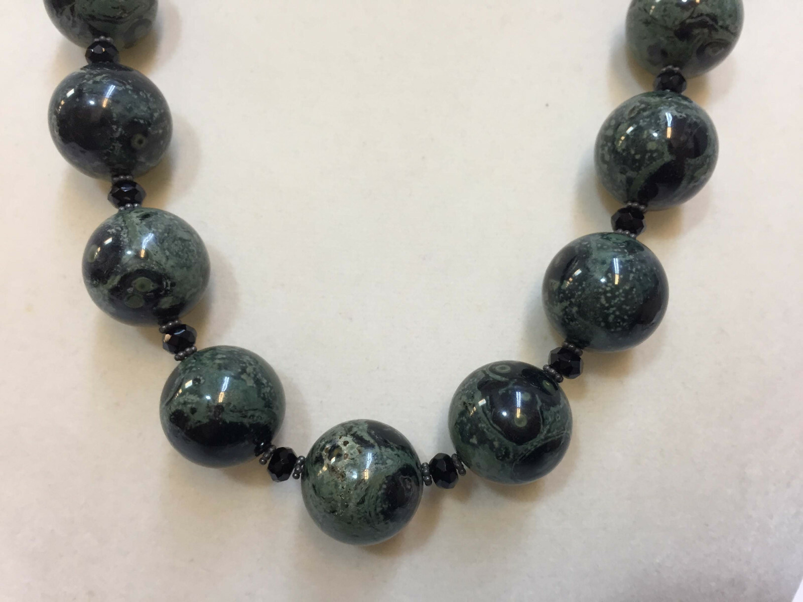 Necklace Polished Stones Green Black Polished Stone Crystal Faceted Beads 22″