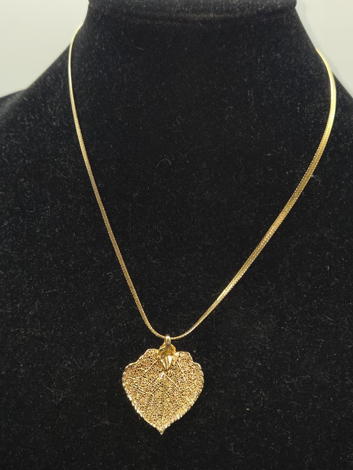 Goldtone Necklace With Goldtone Filigree Metal Leaf Pendant Unsigned Not Marked