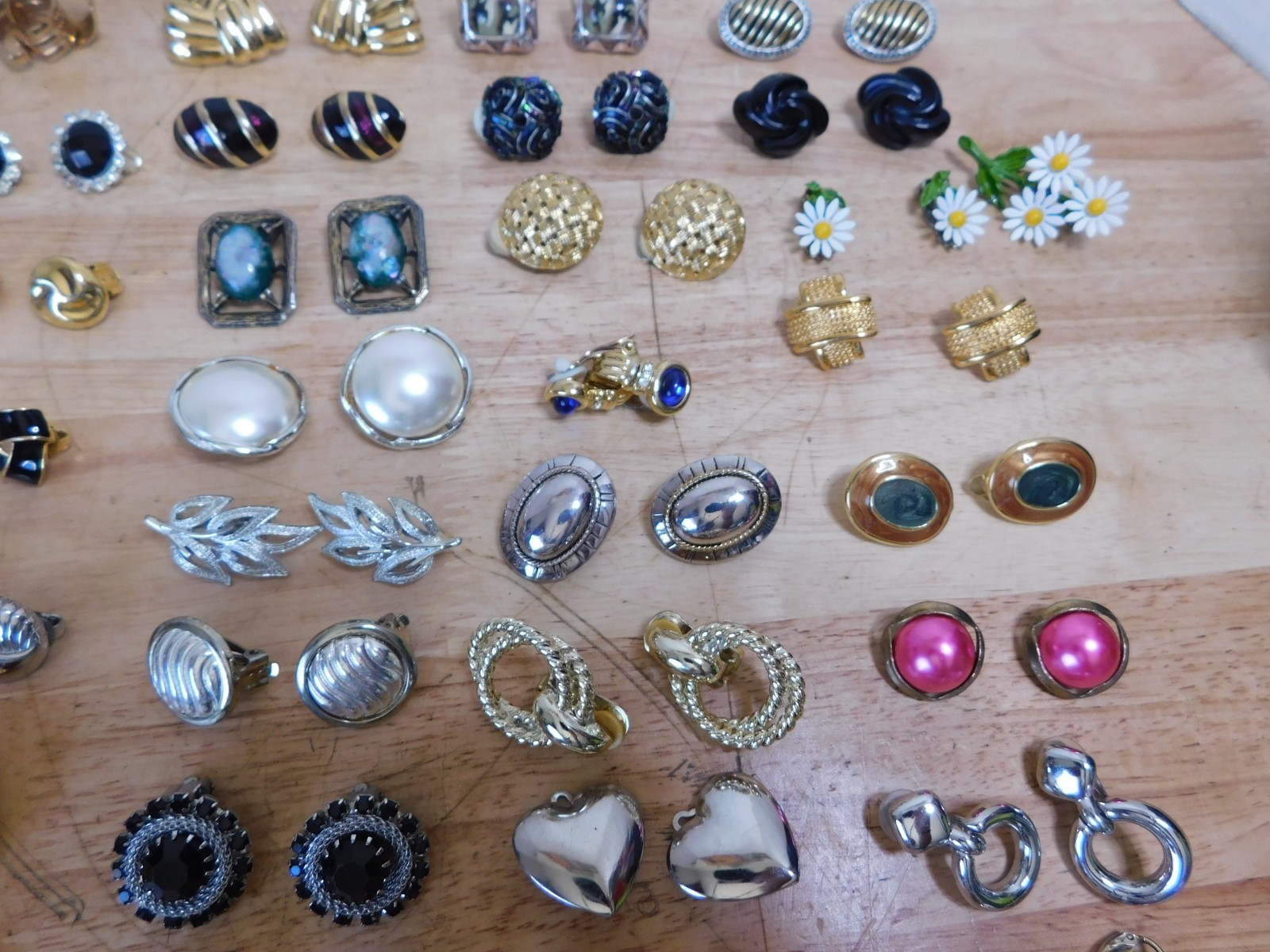 99 Pair Chunky Statement Clip Earrings 80’s Costume Gold Toned Enamel, 3/106
