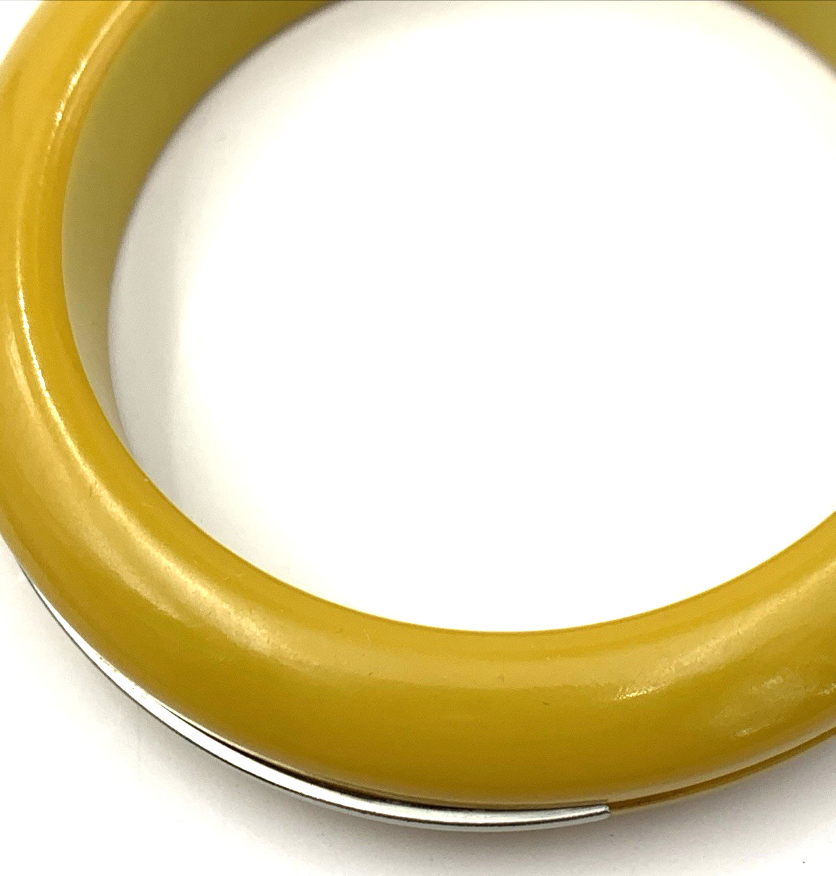 VTG 15.6 mm Wide BAKELITE 8″ Round Bangle Bracelet Mustard Yellow Metal Accent