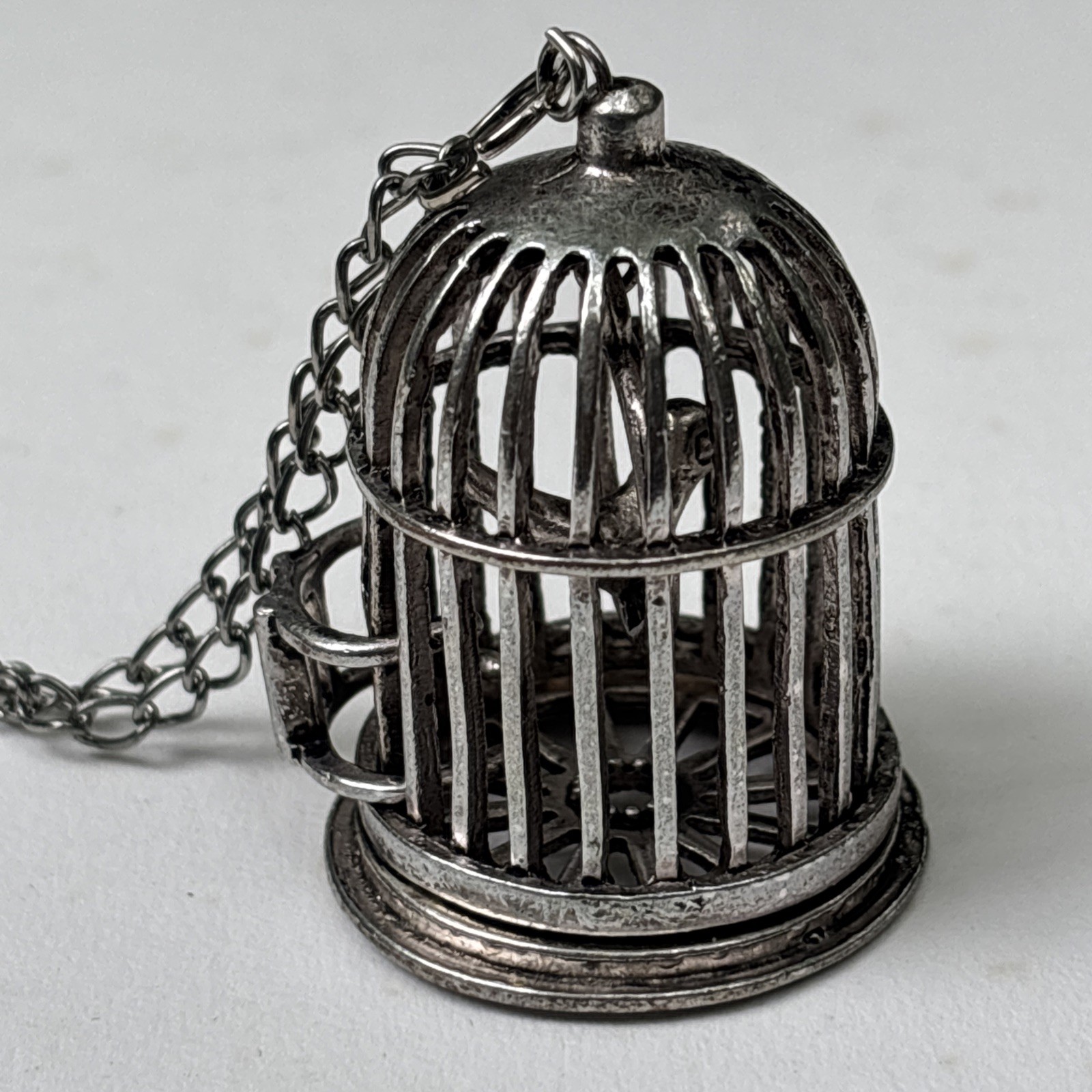 ESTATE VINTAGE SILVER TONE BIRD CAGE PENDANT ON CHAIN NECKLACE 30″ ARTICULATED