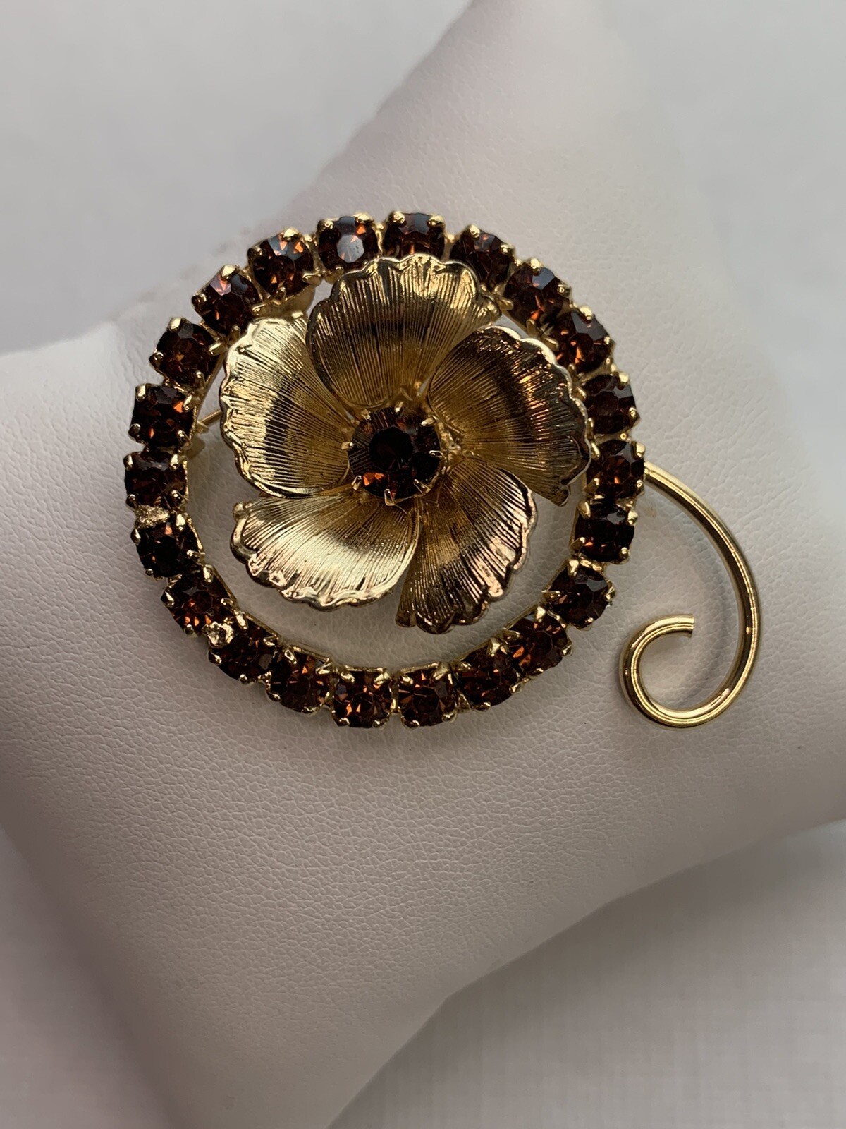 Beautiful vintage brooch With gold tone Brown Rhinestones Prong Set A4