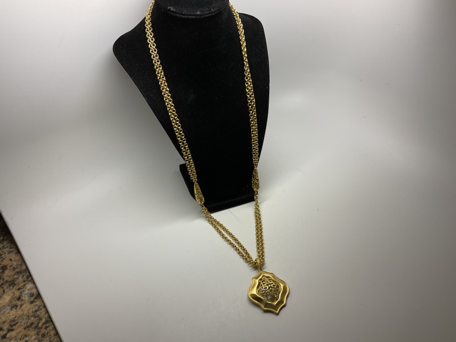 SIGNED LIZ CLAIBORNE MATTE GOLD FILIGREE MEDALLION PENDANT DOUBLE CHAIN NECKLACE