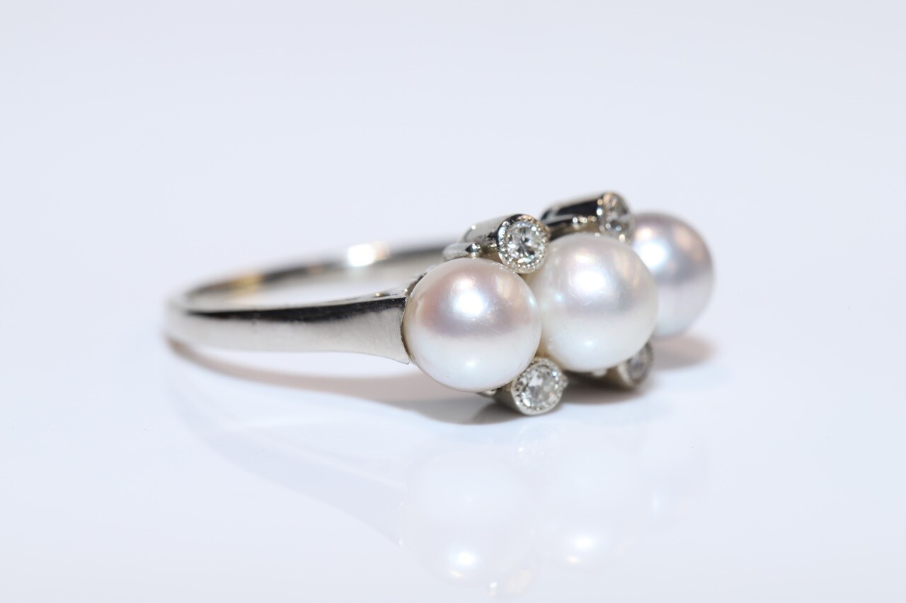 Vintage Circa 1970s handcrafted 14k Gold Natural Diamond And Pearl Ring
