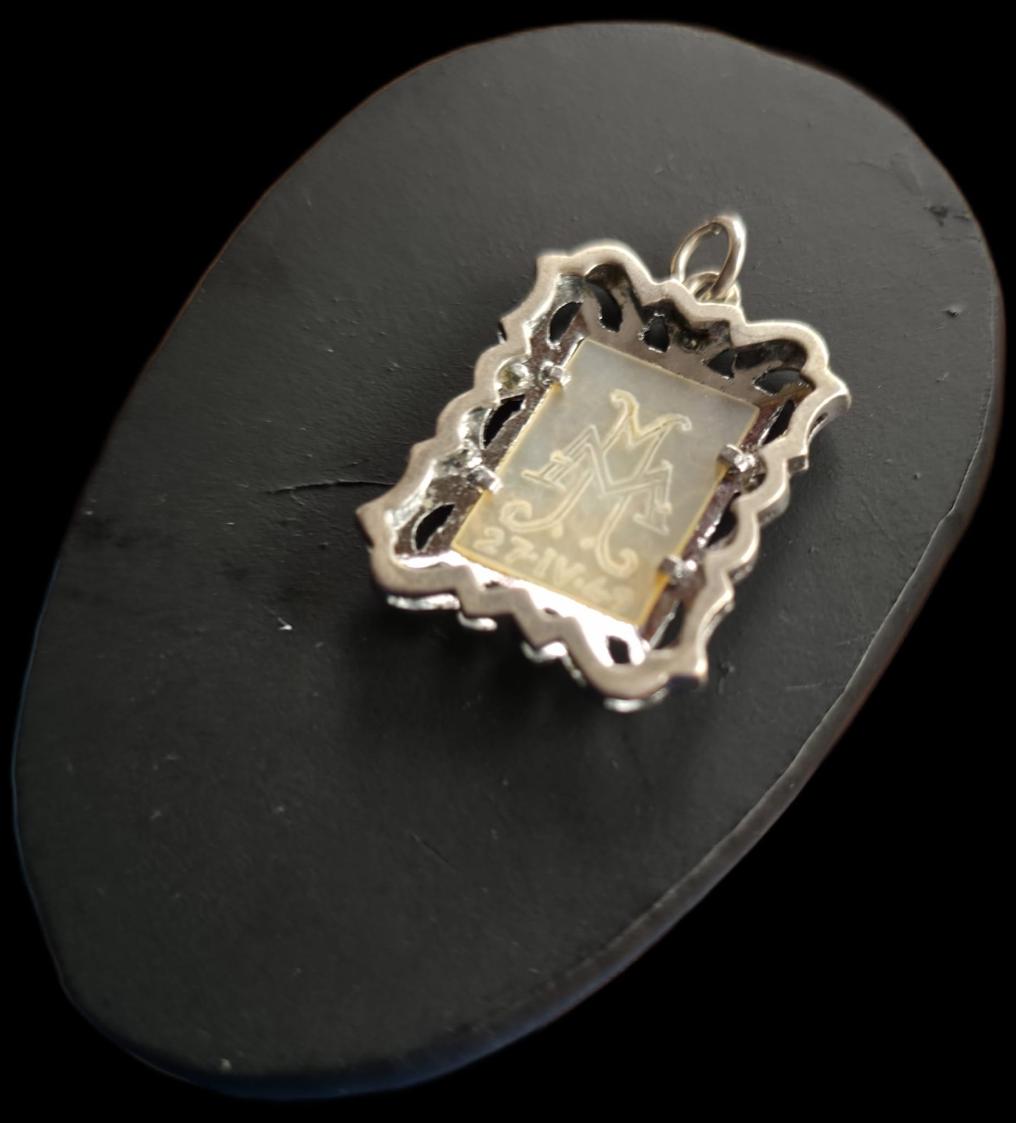 Religious Pendant Medal – Hand-Carved Virgin Mary in Mother-of-Pearl & Silver