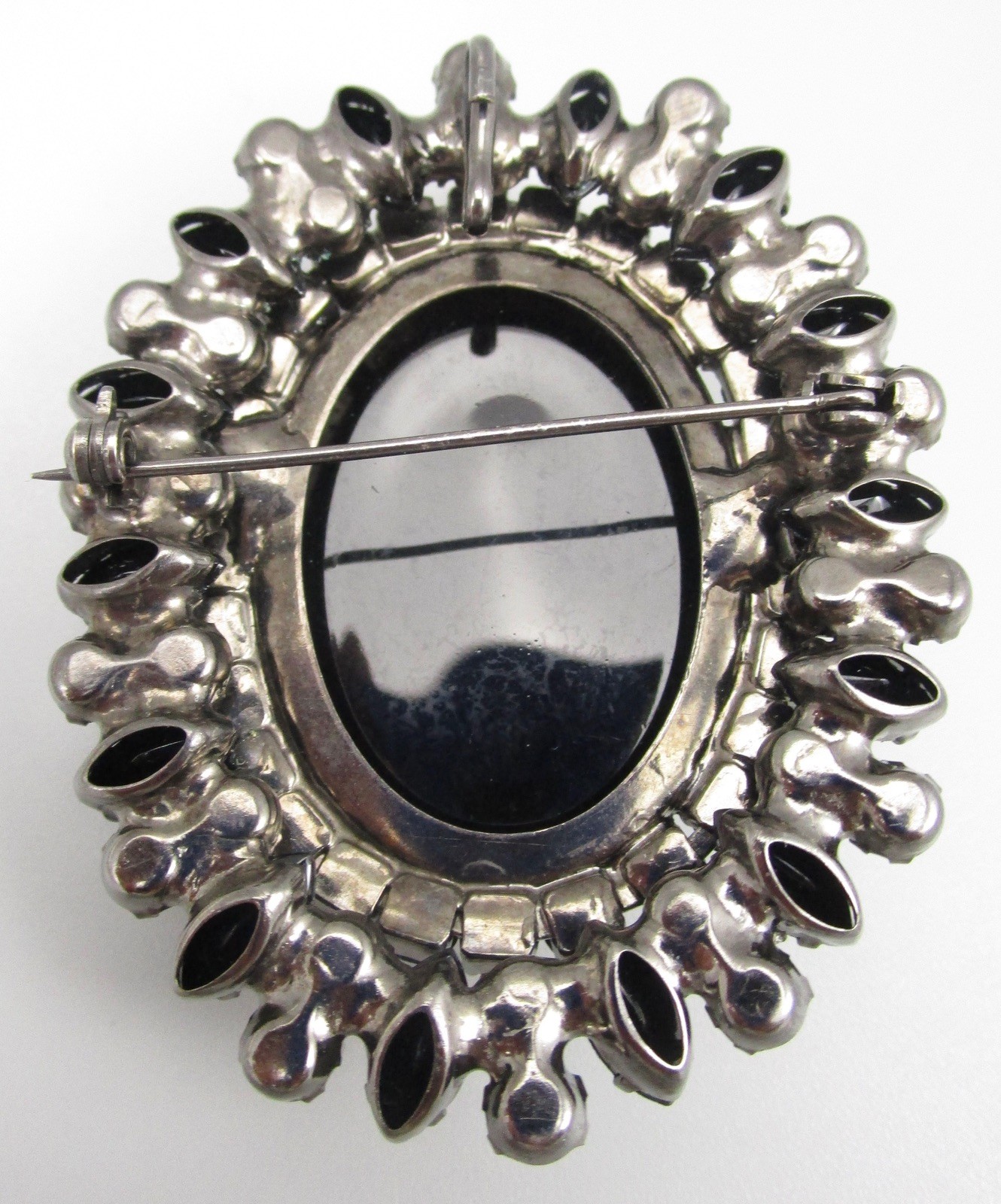 BEAUTIFUL DELIZZA & ELSTER JULIANA JAPANNED HEMATITE GLASS FLOWER BROOCH PIN