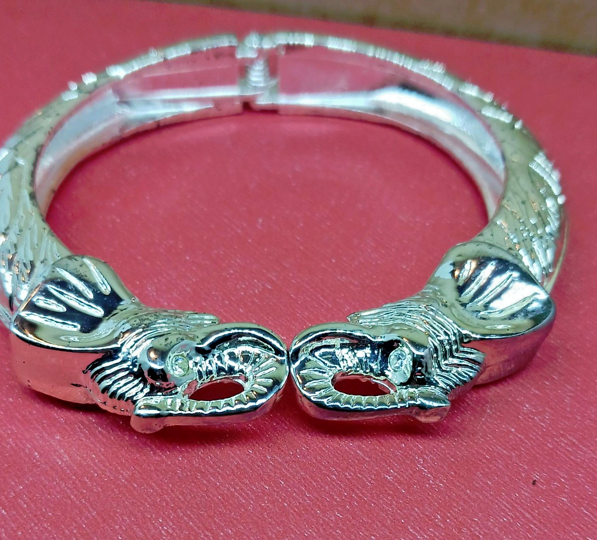VTG 2 Head Trunk Up Elephant Kissing Hinge Bangle Clamped Bracelet – Silver Tone