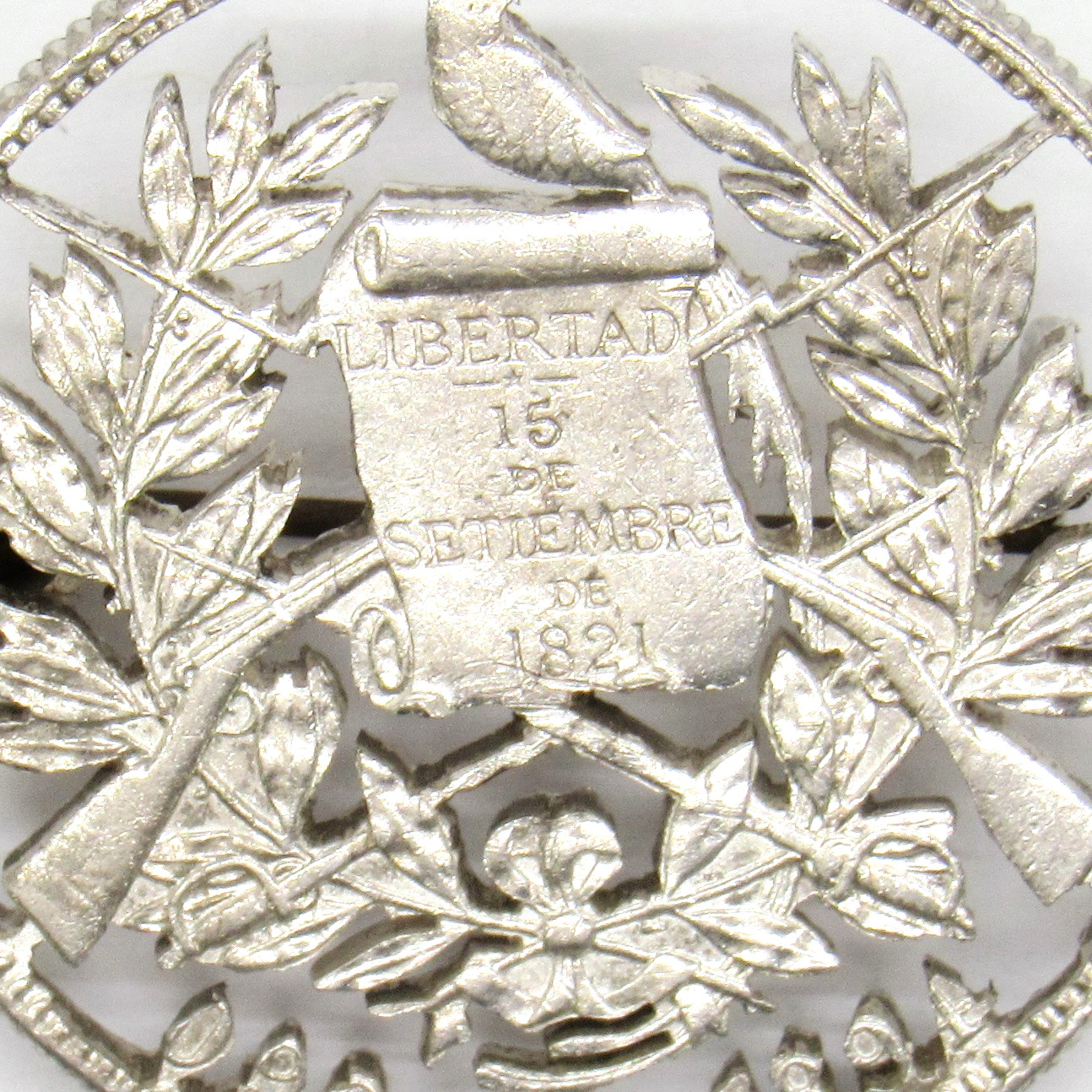 VINTAGE STERLING SILVER 0900 1894 LIBERTAD GUATEMALA ROUND MEDAL PIN BROOCH