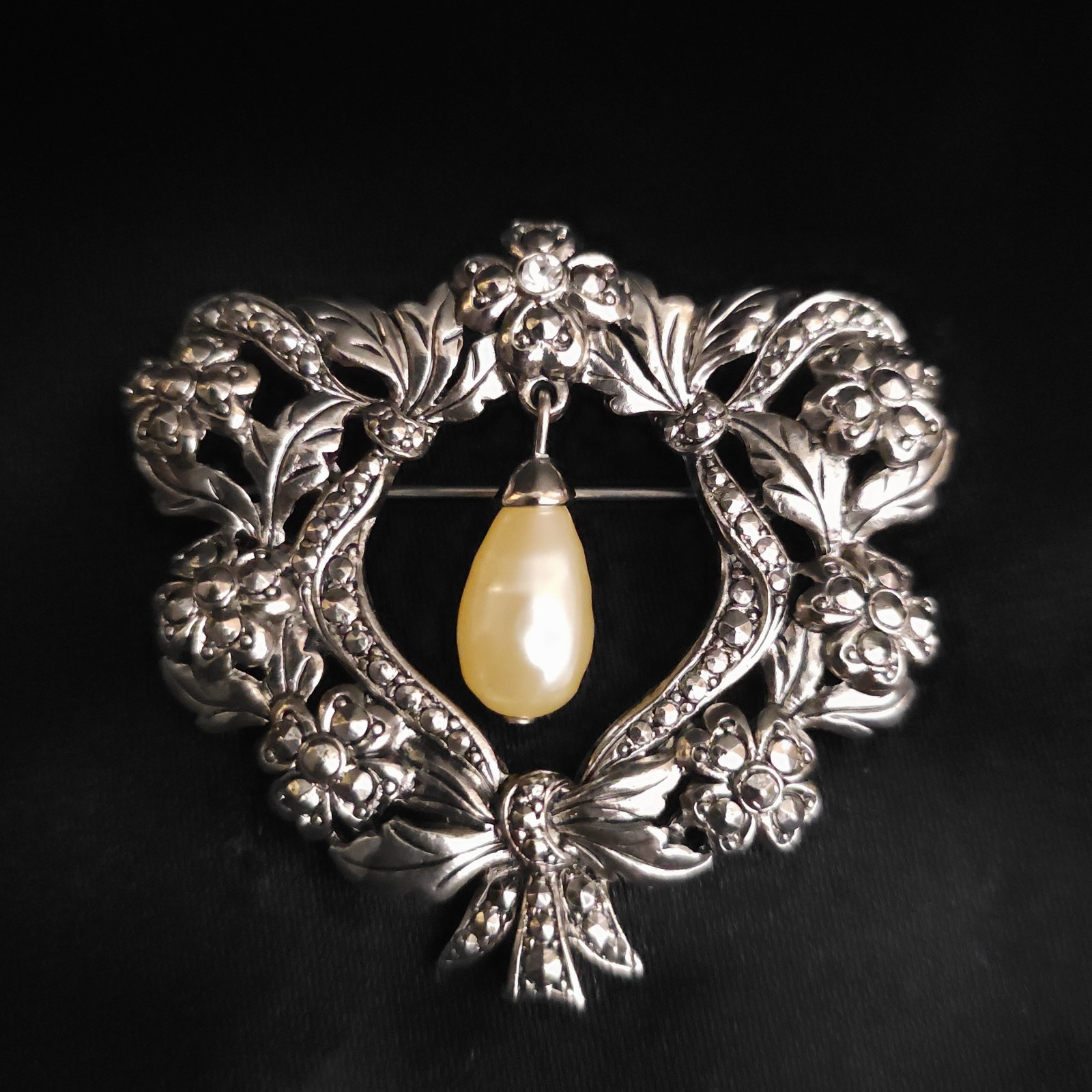 Vintage 1990s Teardrop Pearl Brooch Floral Heart Wreath Marcasite Victorian Goth