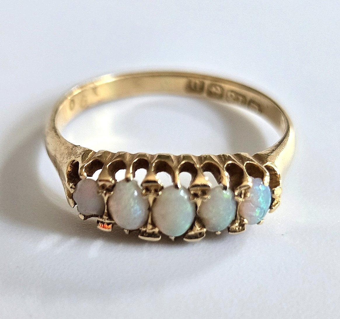 Vintage 18ct Yellow Gold Ring Opal Stones Year 1919 Hallmarked Ring Size P