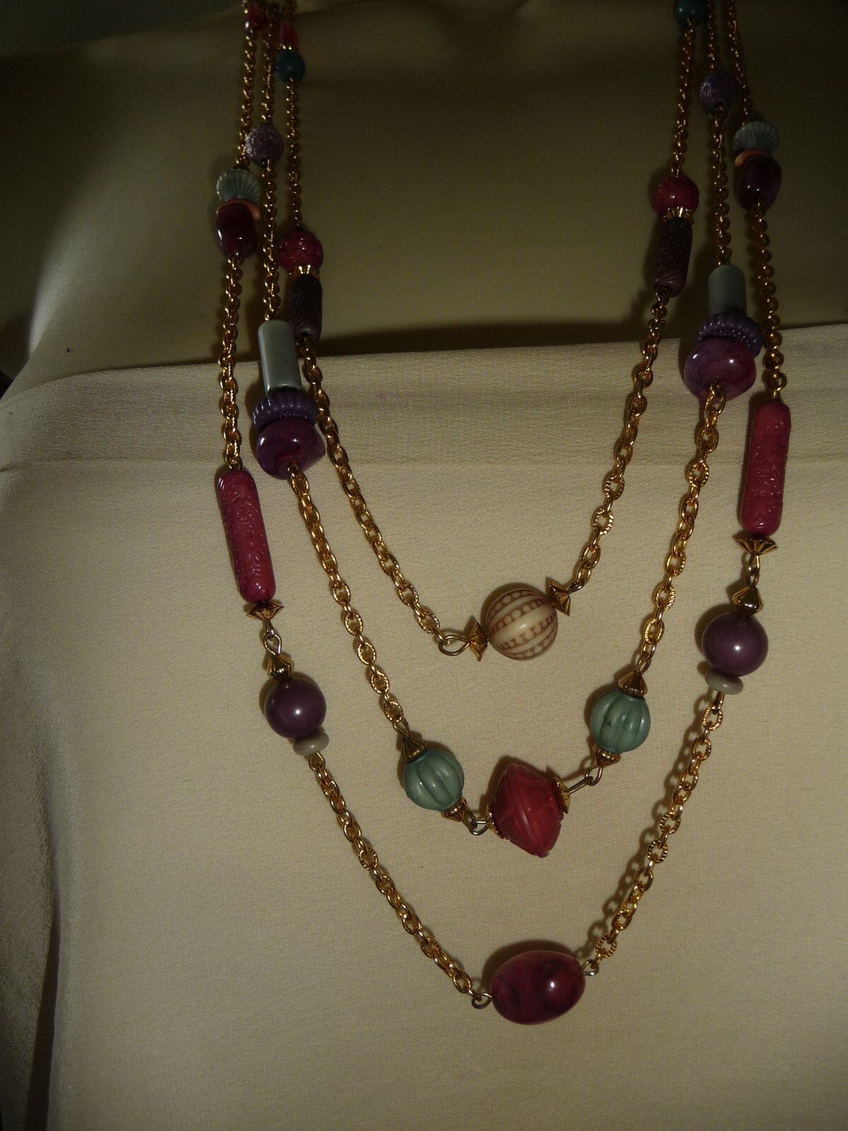 LAYERED 3 GOLD TONE CHAINS DIFFERENT SHAPES & COLORED BEADS 15″ NECKLACE #23/11A