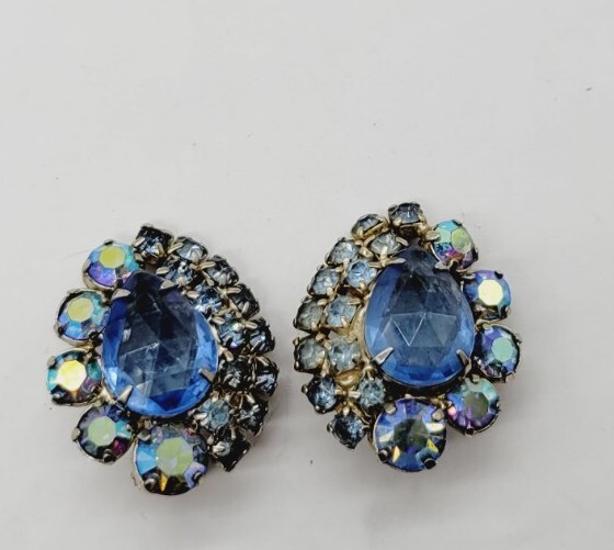 Ice Blue Crystal Silver Tone Clip Earrings Aurora Borealis AB Vintage 1.25 in