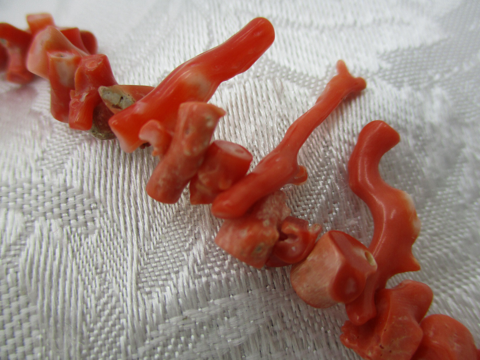 VINTAGE ESTATE JEWELRY GENUINE VARIGATED SALMON COLOR BRANCH CORAL NECKLACE
