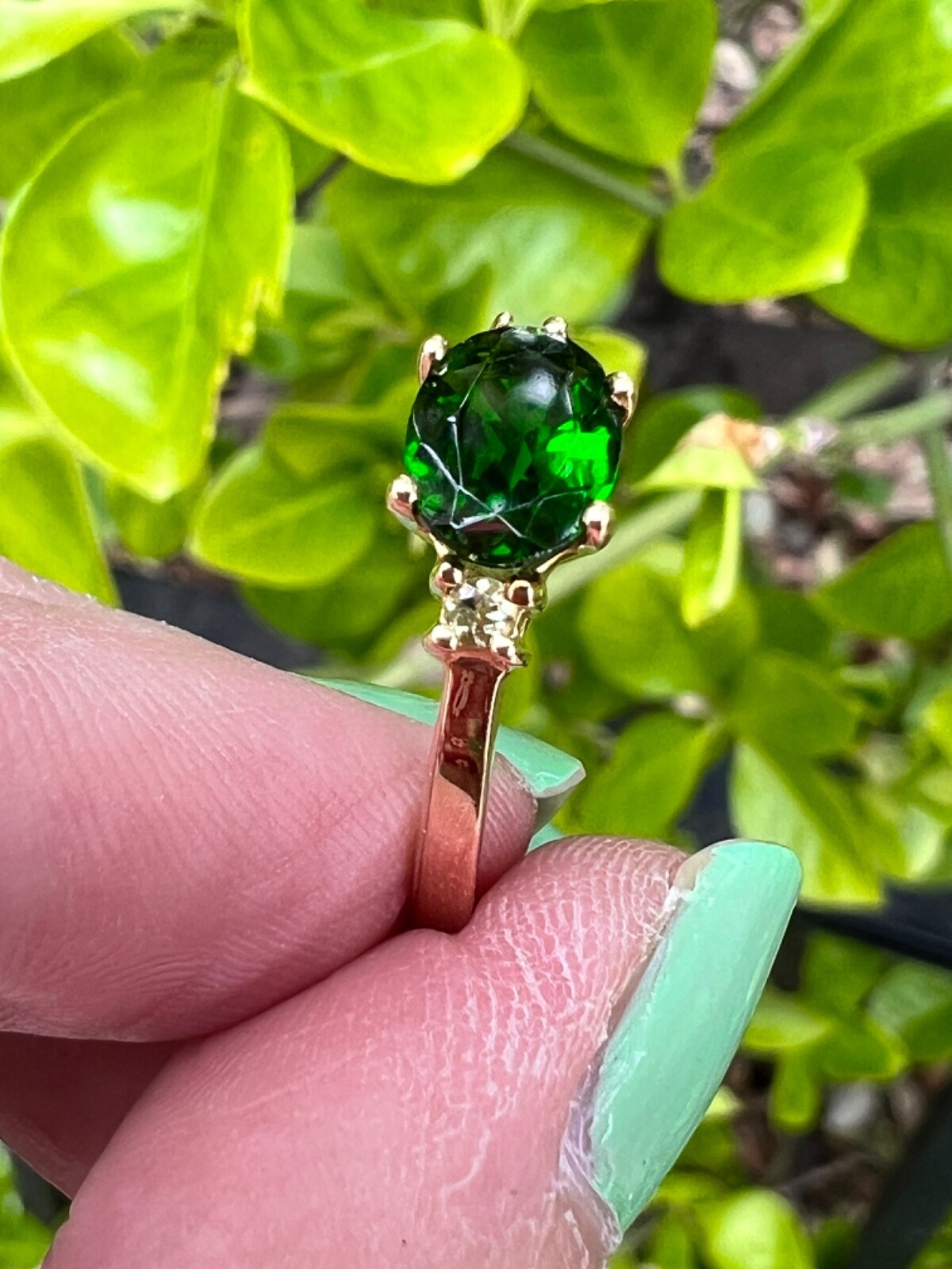 VINTAGE 14K GOLD OVAL EAST WEST SET DESIGN DIOPSIDE VIVID GREEN TOURMALINE RING