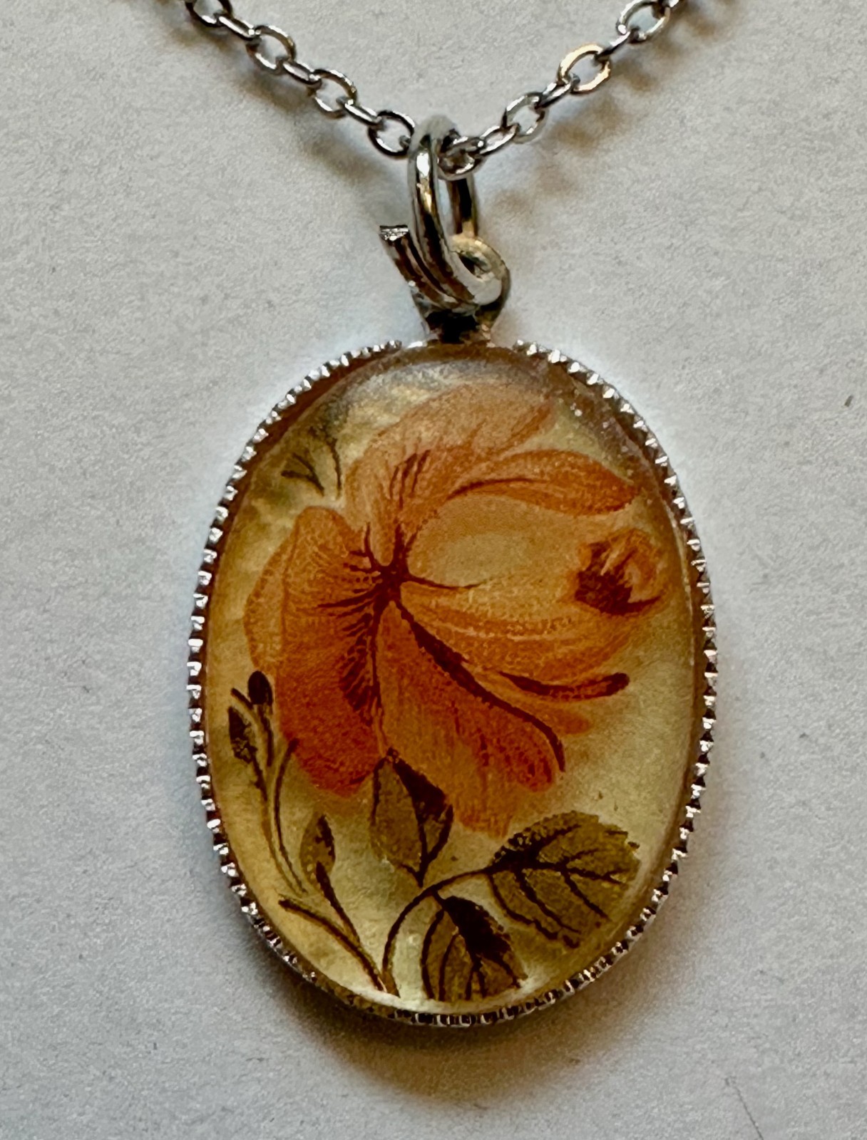 VINTAGE FLOWER CABOCHON OVAL CHARM PENDANT 3/4 OF 1″ NECKLACE 18″