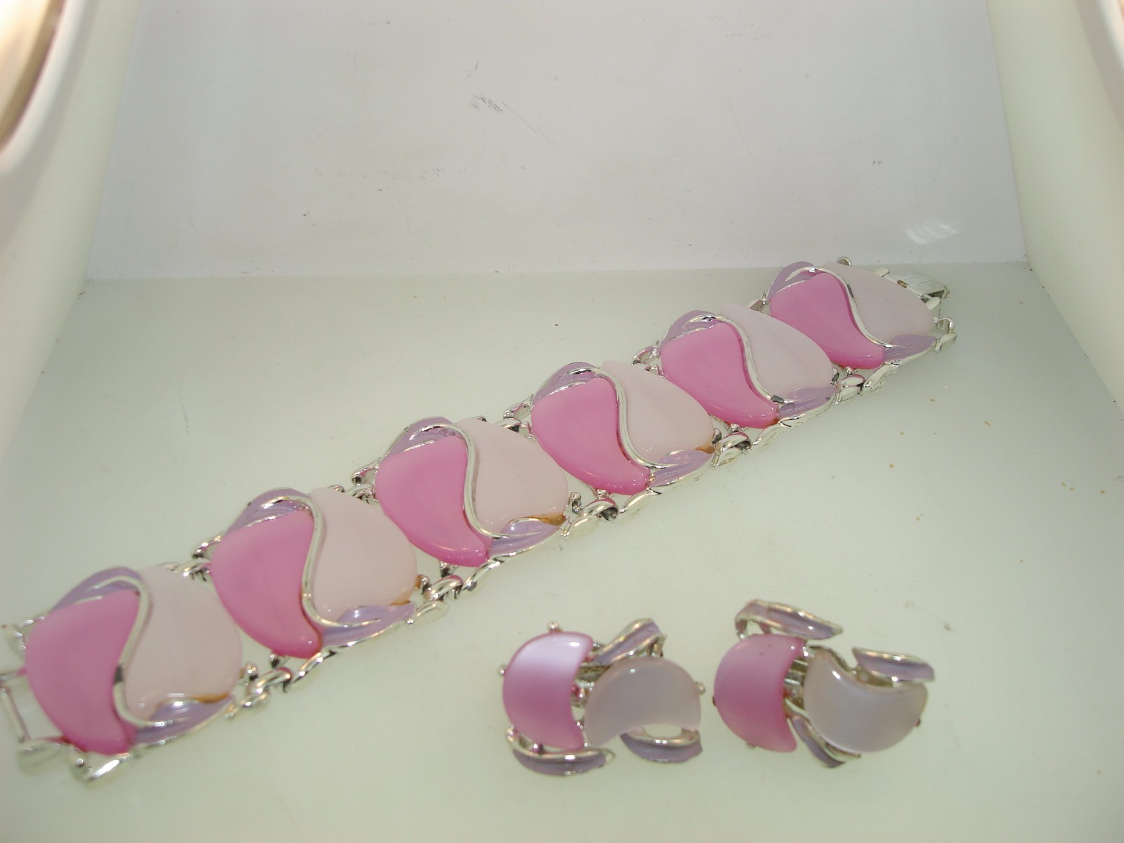 FABULOUS VINTAGE 1950’S PINK & WHITE LUCITE & PURPLE ENAMEL BRACELET & EARRINGS!