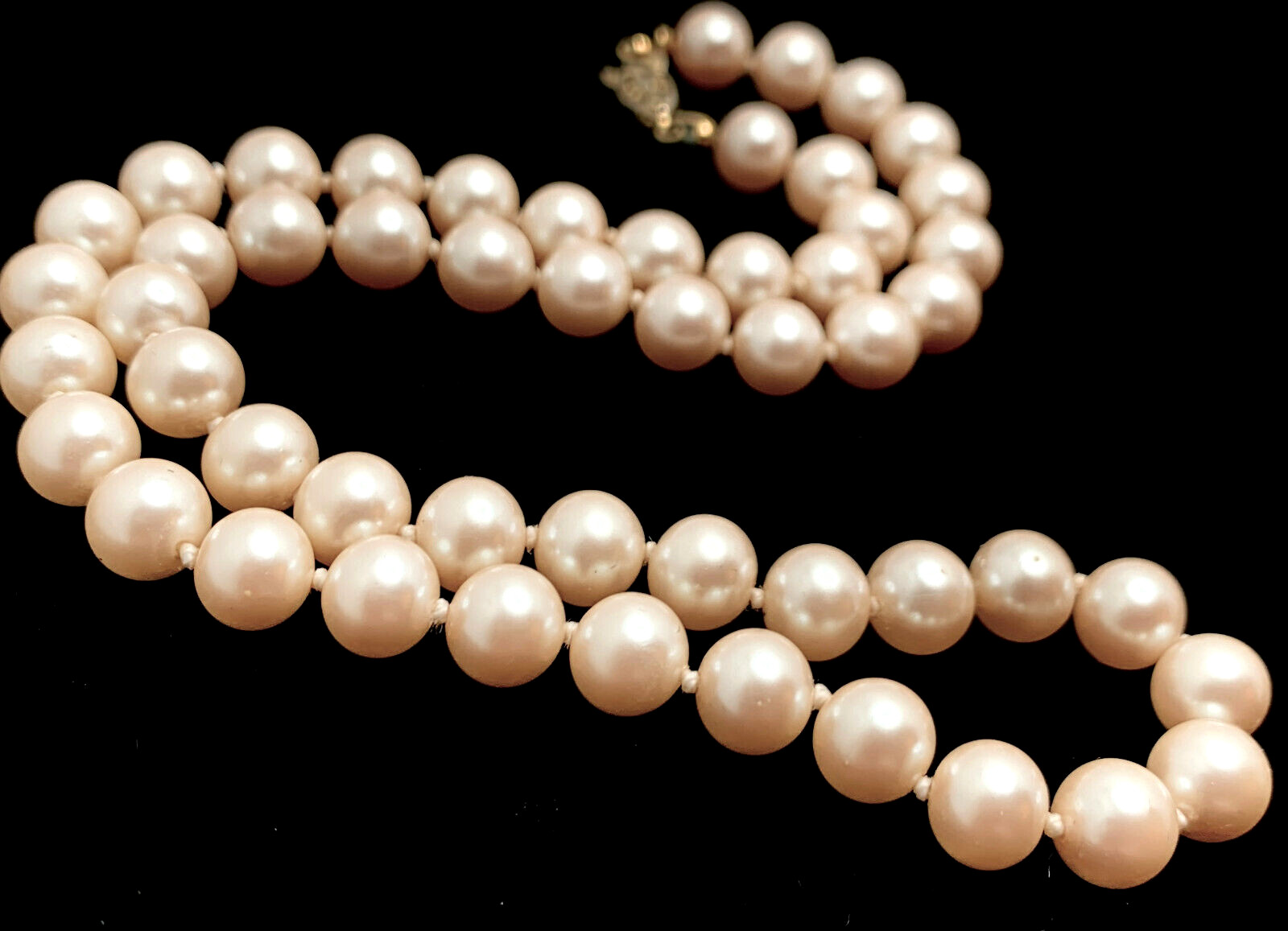 Quality Vtg Faux Glass Pearl Knotted Necklace Champagne 9mm Beads 18″ Heavy 44g.