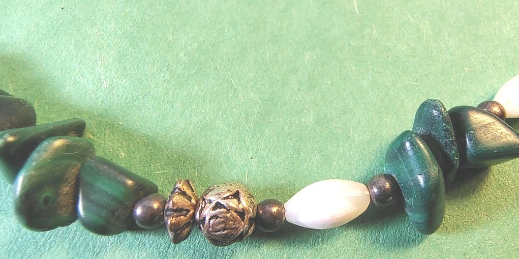 Vintage MALACHITE & MOTHER OF PEARL STONES Beaded Choker Necklace in Silver Tone