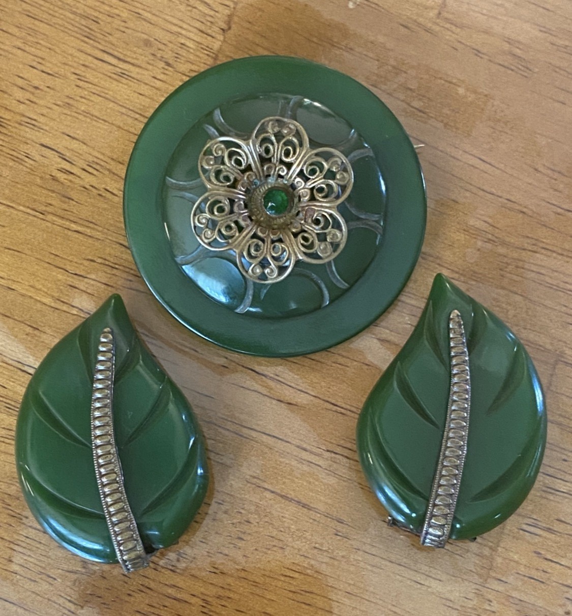 RARE Bakelite Dark green Carved Art Deco Brooch Shoe clips set