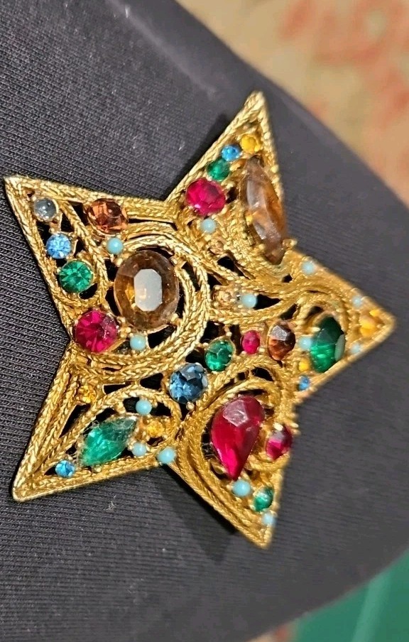 La Roco 1950s Star Brooch Colorful Gold Tone Rhinestones Textured Gold Plate