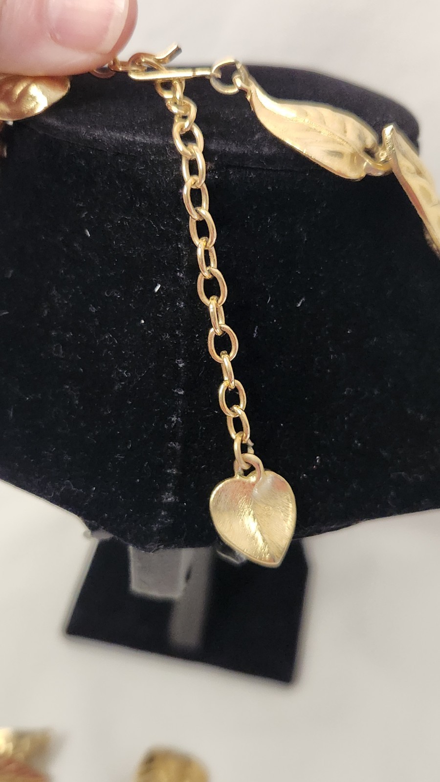 Vintage TRIFARI Gold Tone Jewelry Set Leaf Link Necklace with Earrings